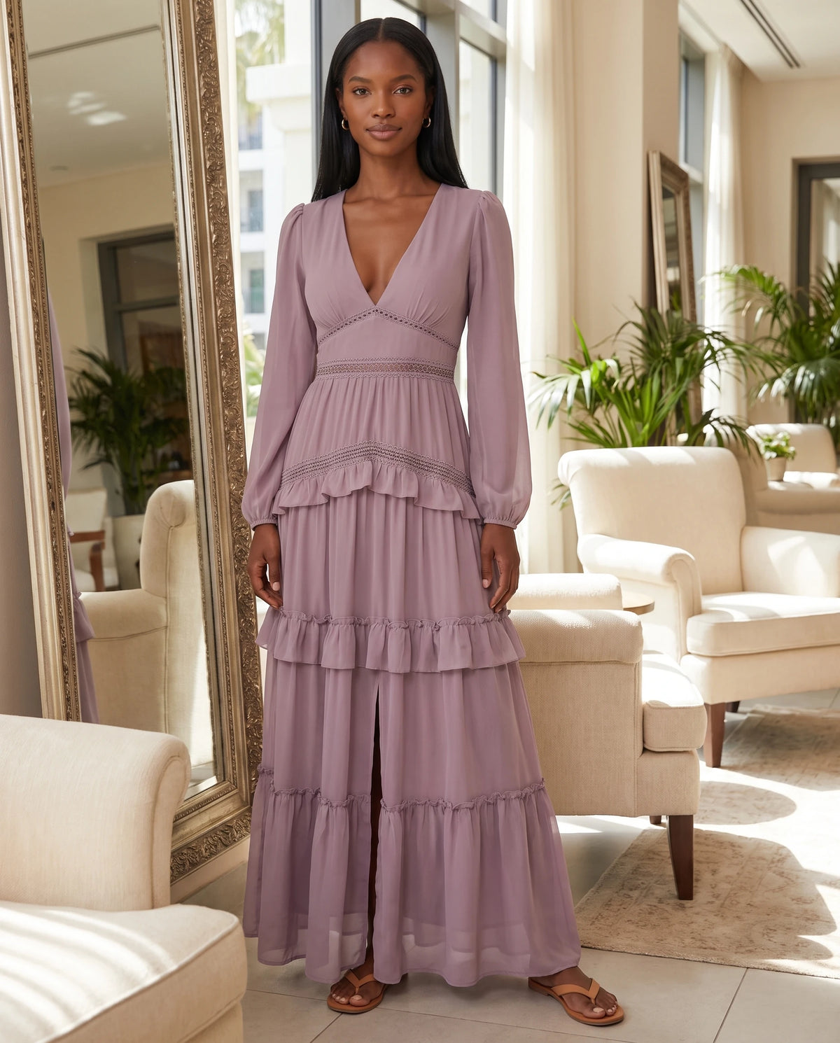Langes Boho-Kleid mit Volants und Häkelborten Inaya in Puderlila, in einer Hotellounge getragen