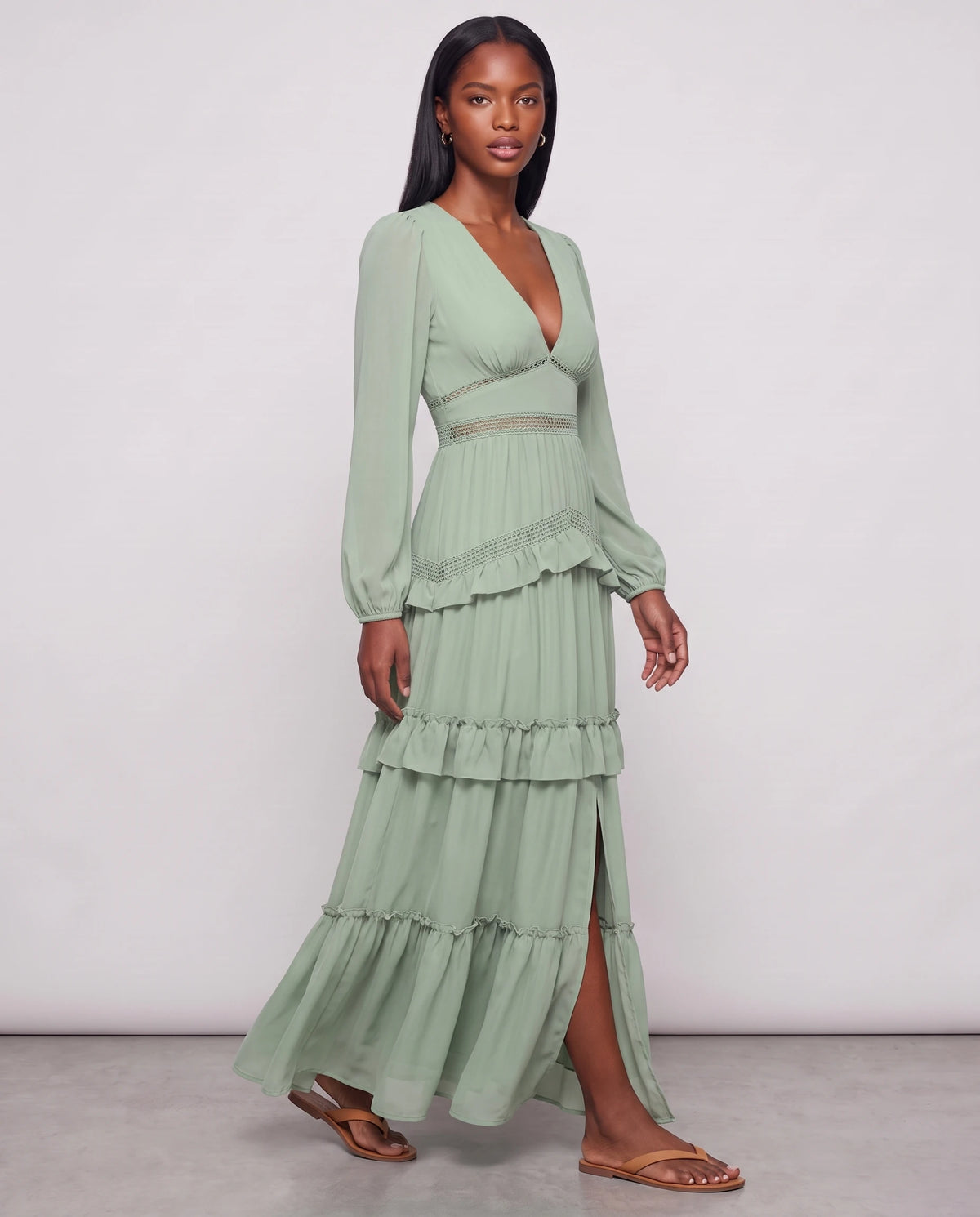 Langes Boho-Kleid mit Volants und Häkelborten Inaya in Mandelgrün, Dreiviertelansicht