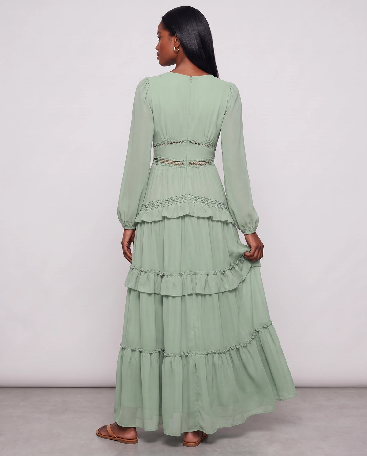 Langes Boho-Kleid mit Volants und Häkelborten Inaya in Mandelgrün, Rückansicht