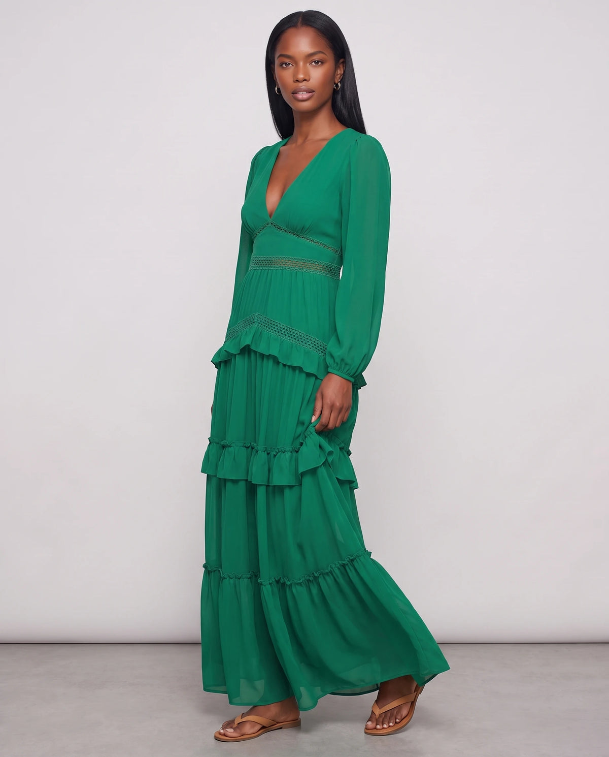 Langes Boho-Kleid mit Volants und Häkelborten Inaya in Smaragdgrün, Dreiviertelansicht