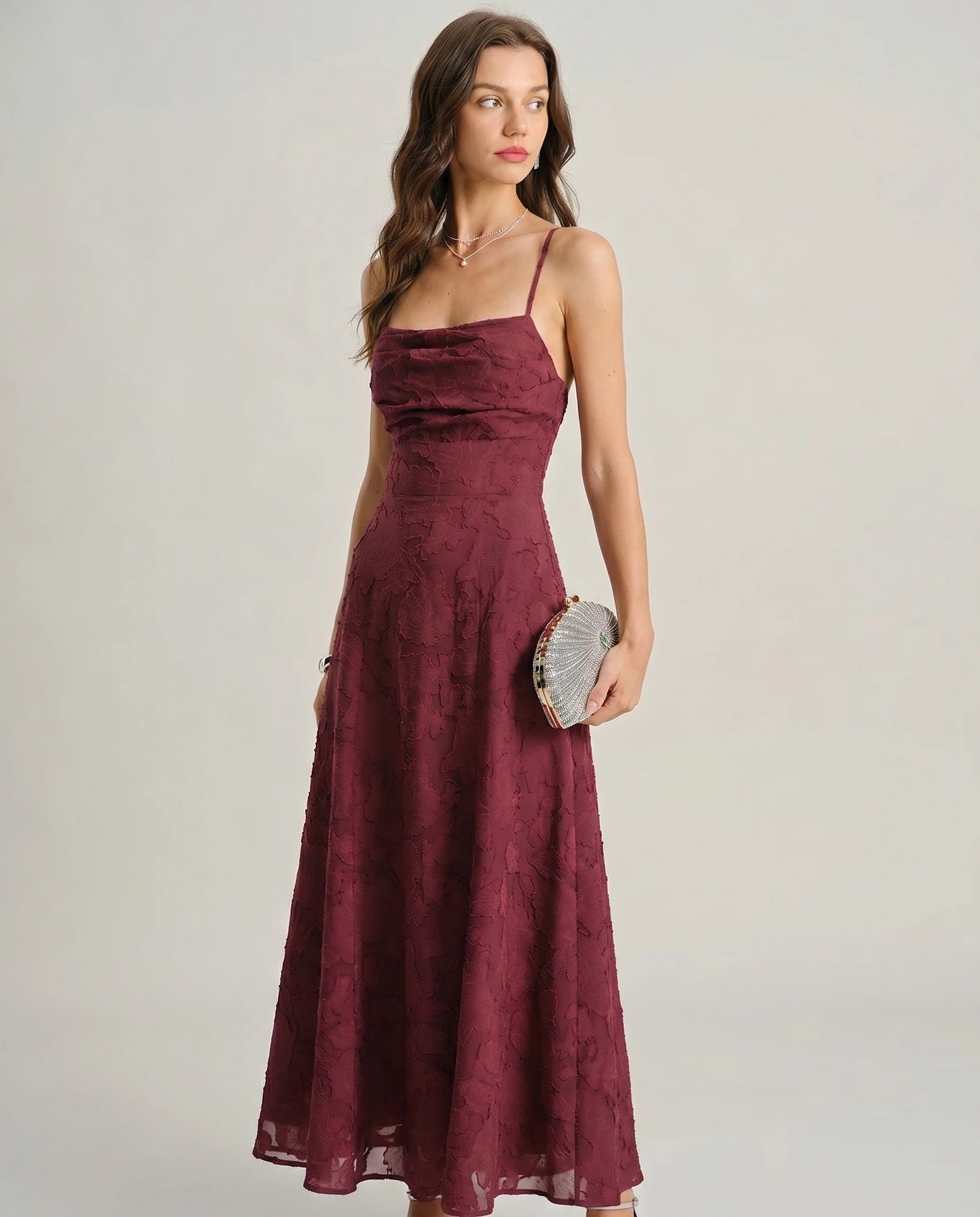 Robe longue jacquard Victoire bordeaux, vue trois-quarts