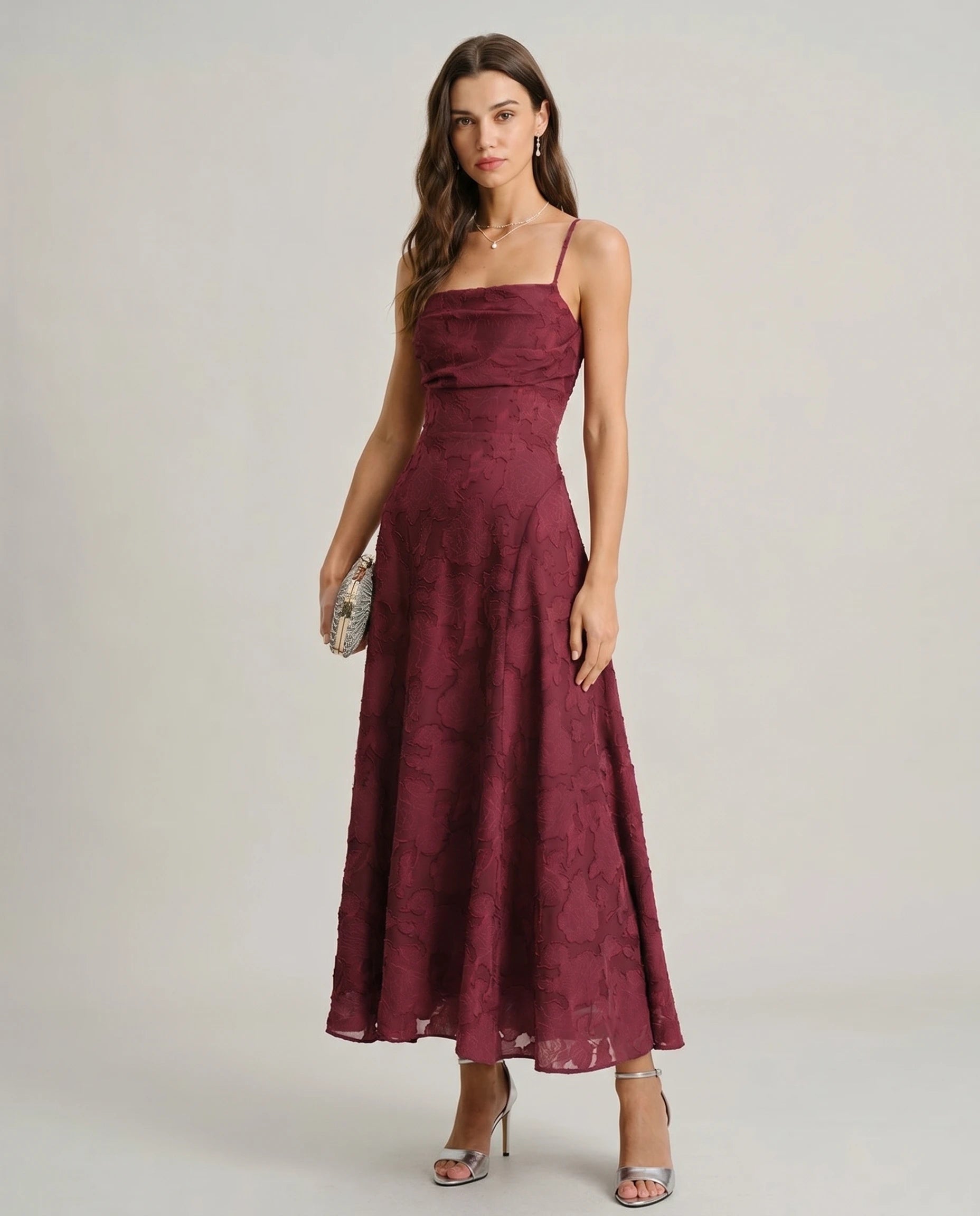 Robe longue jacquard Victoire bordeaux, vue de face plein pied