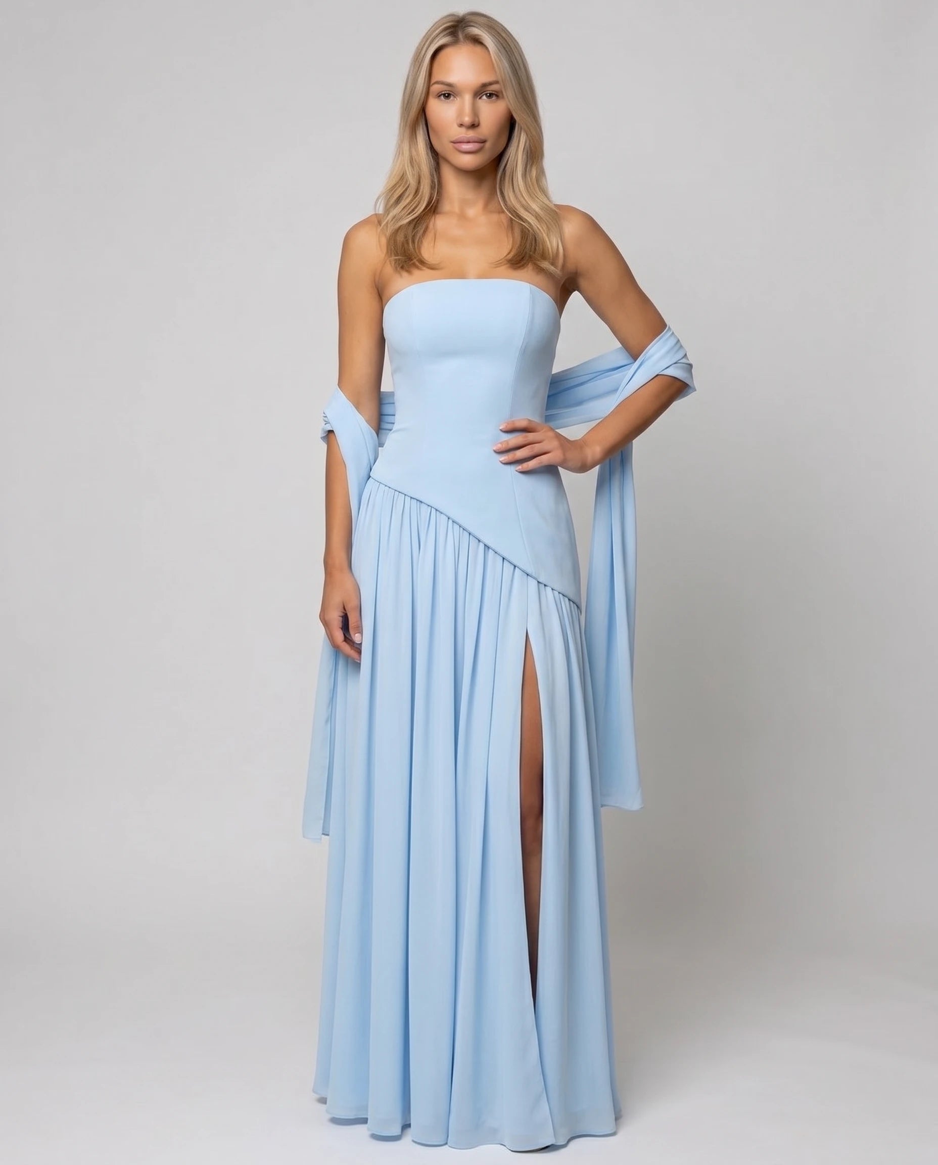 Robe longue bustier asymetrique bleu ciel, silhouette signature soiree (vue frontale studio)