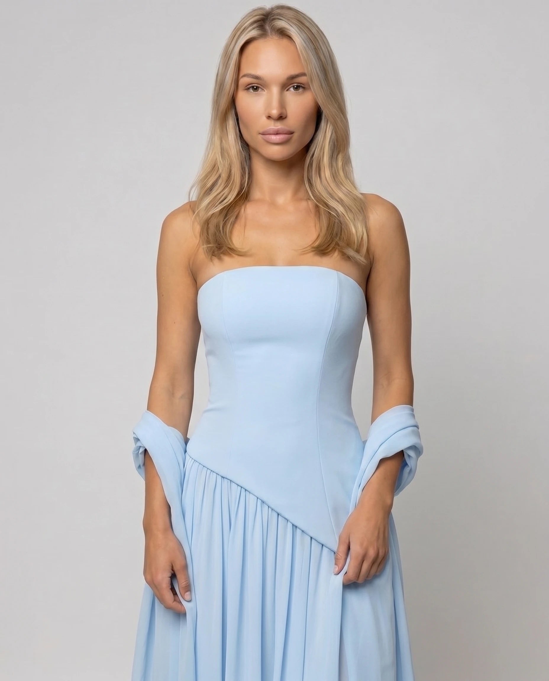 Robe longue bustier asymetrique bleu ciel, silhouette signature soiree (détail buste sculpté)