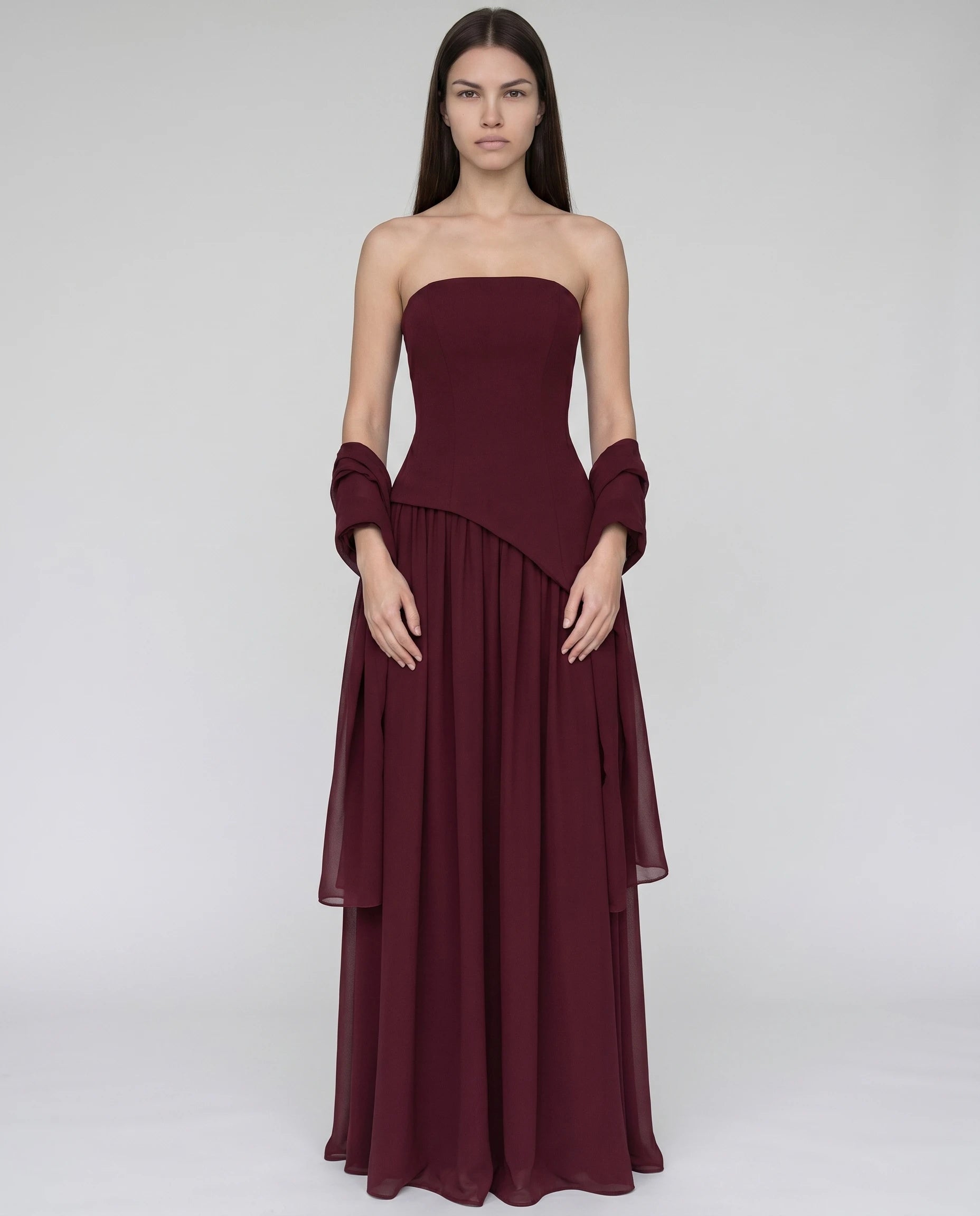 Robe longue bustier asymetrique bordeaux, bustier sculpte et jupe chiffon a fente (vue frontale studio)