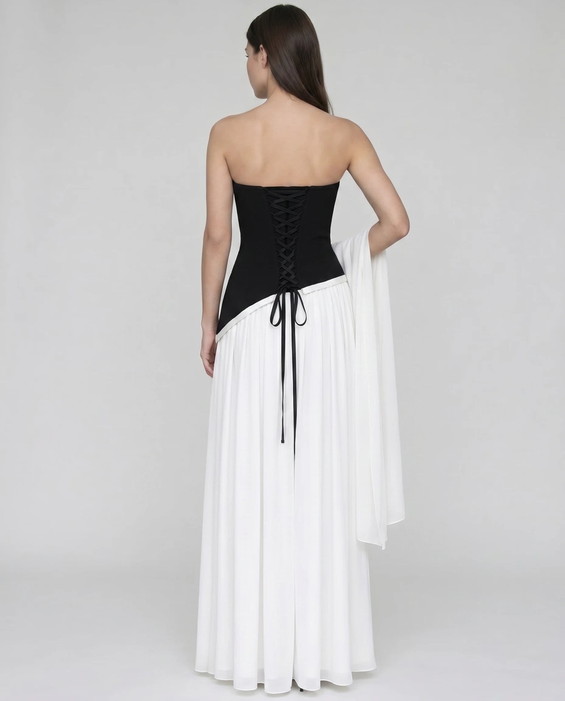 Robe longue bustier asymetrique noir et blanc, jupe chiffon contrastee (vue dos lacé corseté)