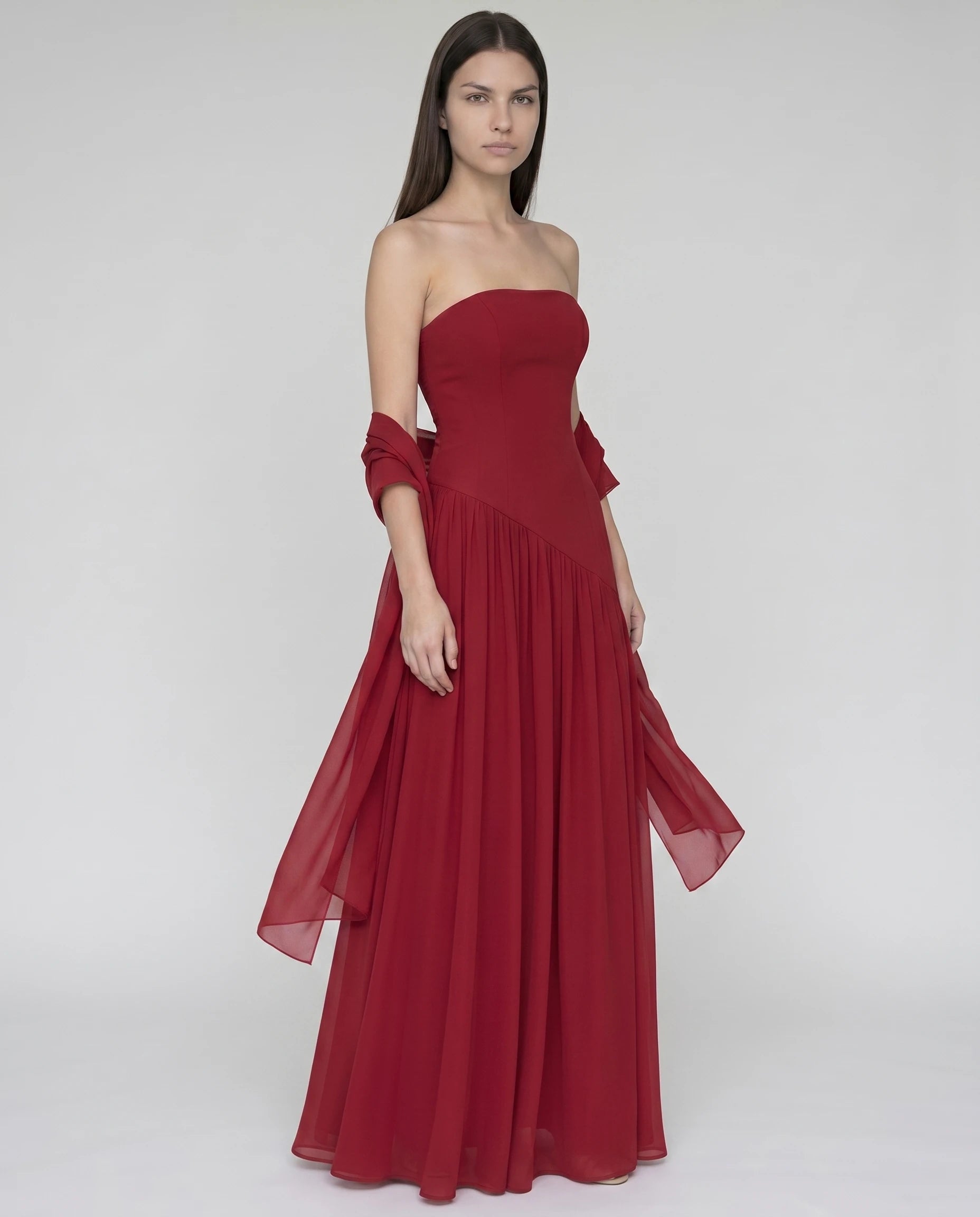 Robe longue bustier asymetrique rouge, dos lace corsete a rubans (vue trois-quarts plein pied)