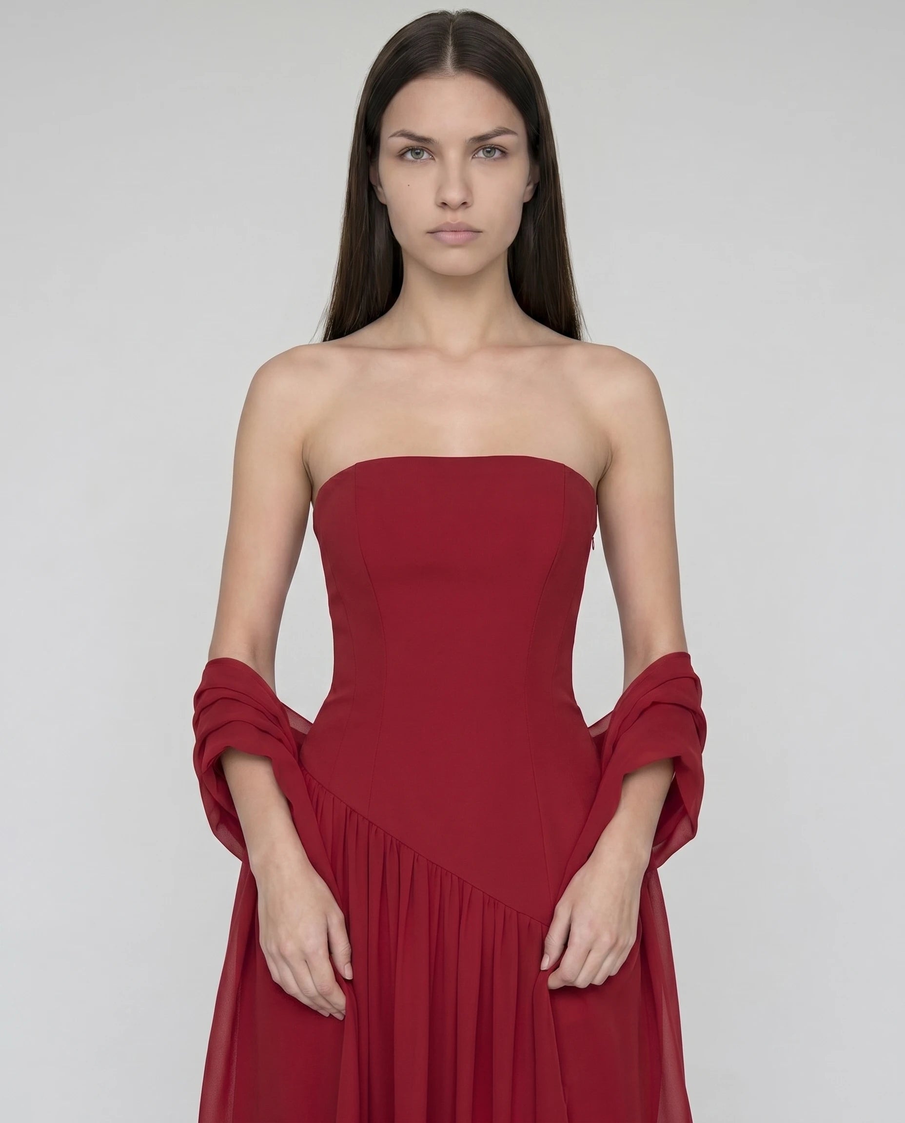 Robe longue bustier asymetrique rouge, dos lace corsete a rubans (détail buste sculpté)