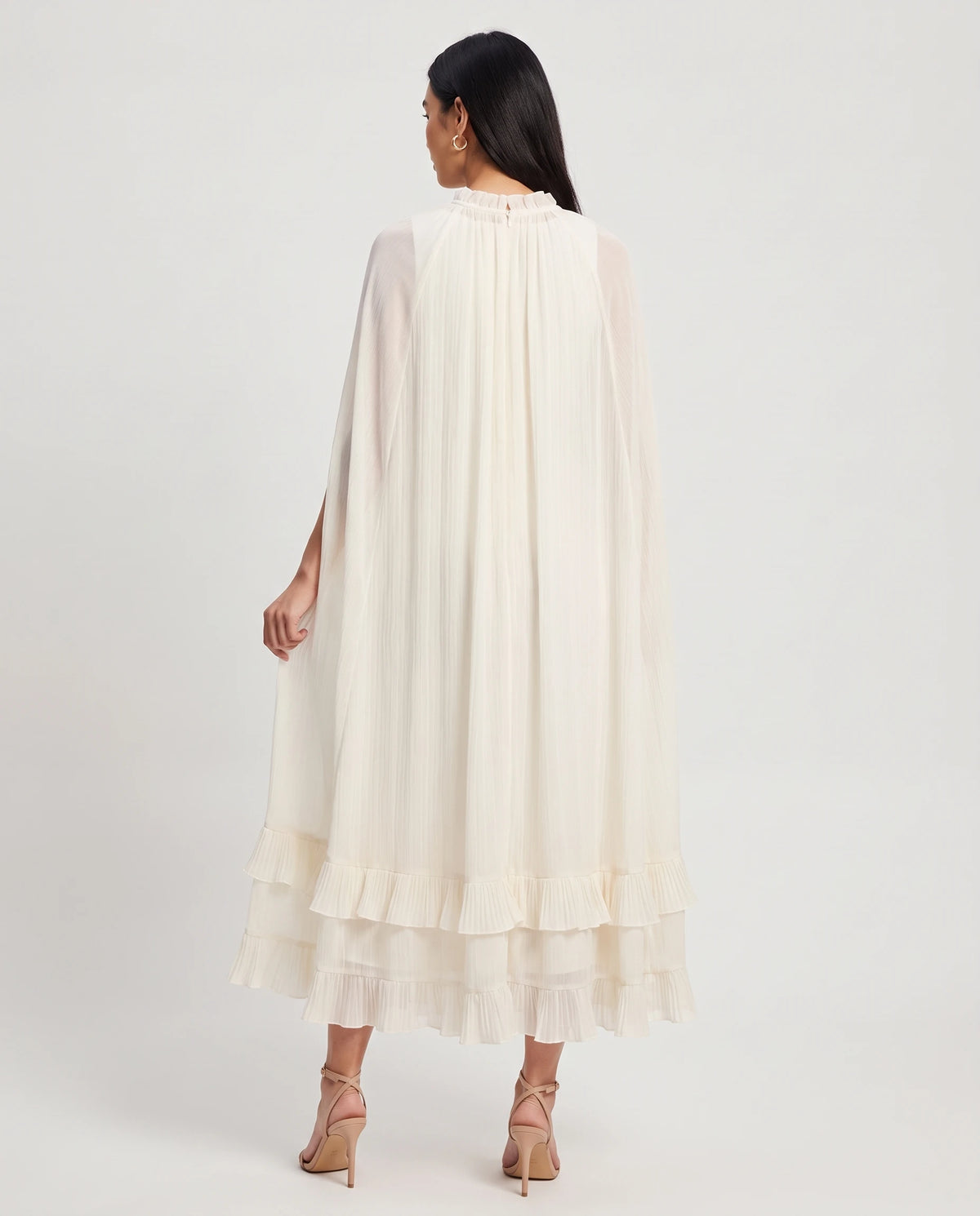 Robe longue cape en mousseline plissée Azalée en Ivoire, vue de dos