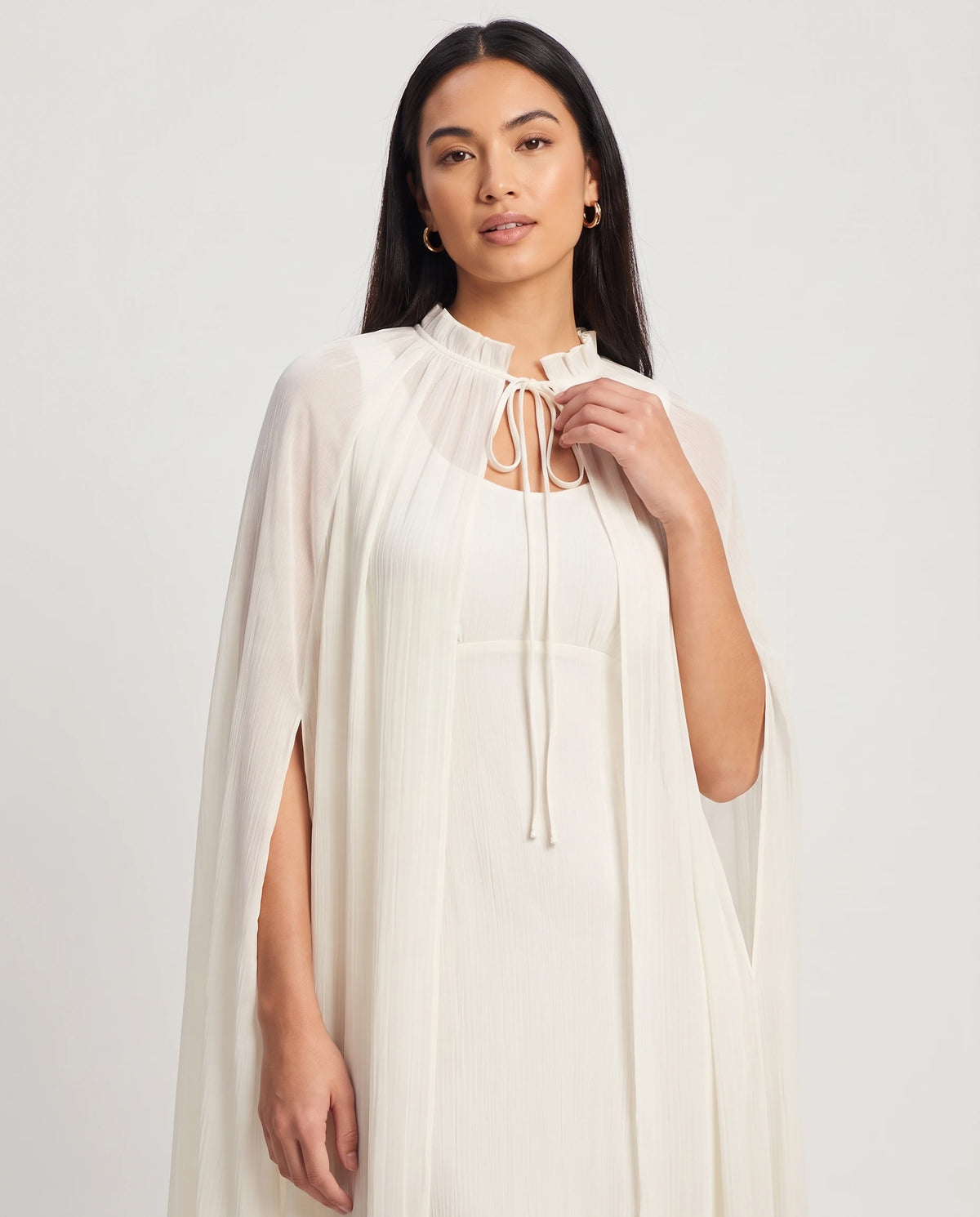 Robe longue cape en mousseline plissée Azalée en Ivoire, détail du col montant et des liens noués