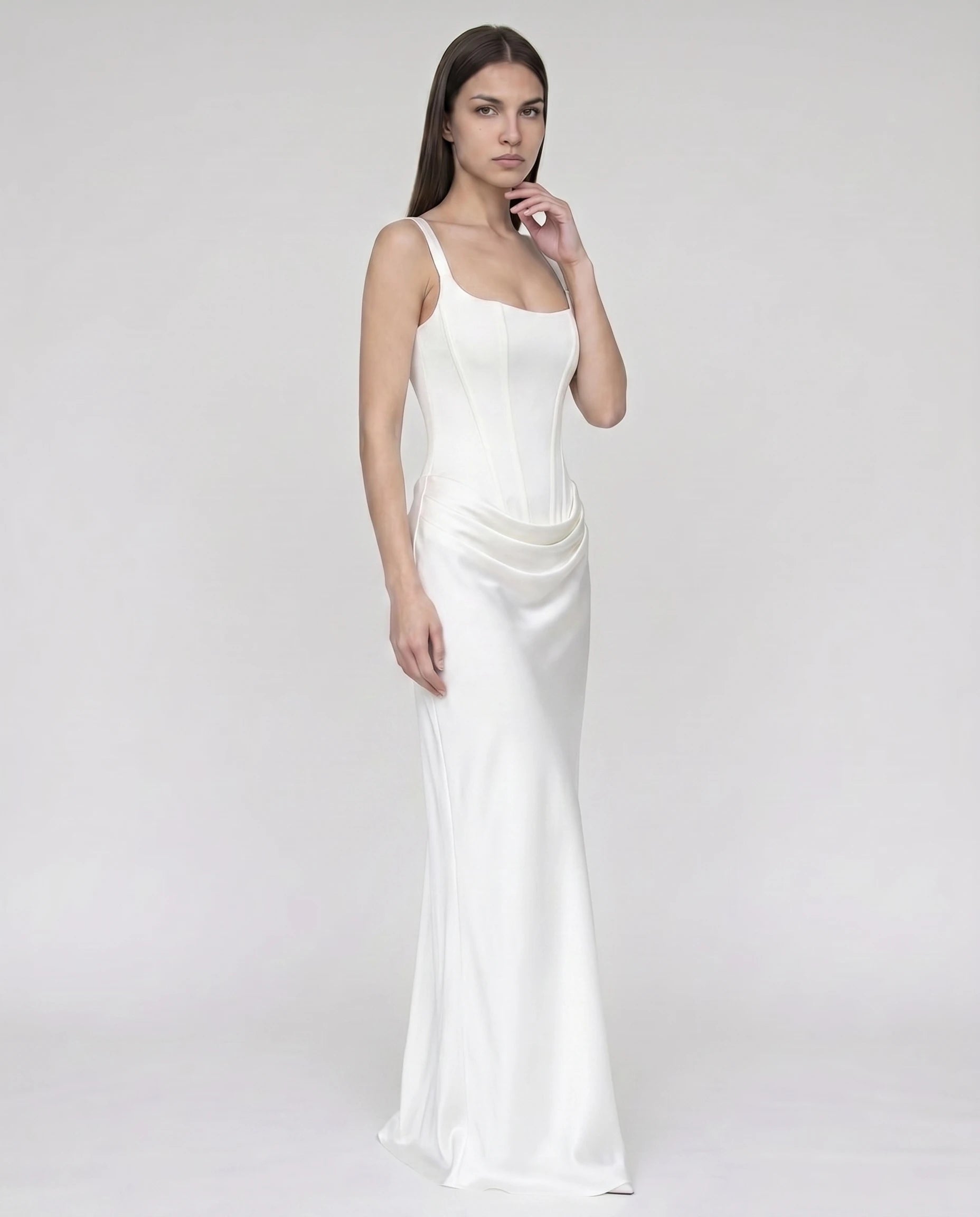 Robe longue corset blanche en satin pour mariage civil et cérémonie (vue trois-quarts plein pied)