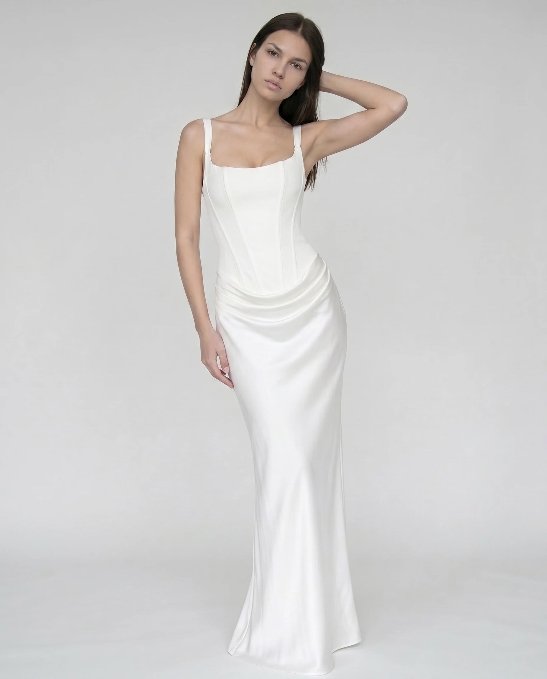 Robe longue corset blanche en satin pour mariage civil et cérémonie (pose éditoriale glamour)
