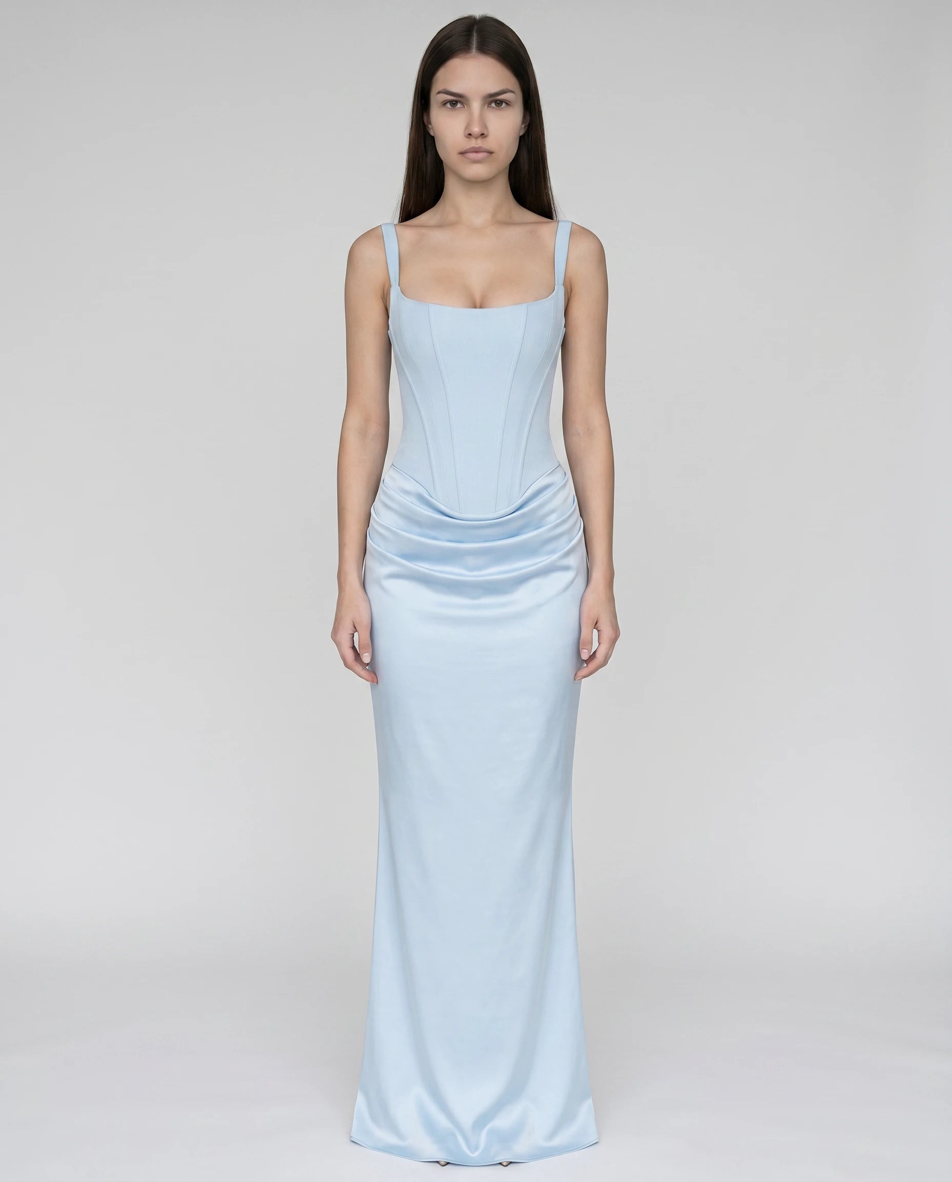 Robe longue corset bleu ciel en satin, silhouette sablier (vue frontale studio)