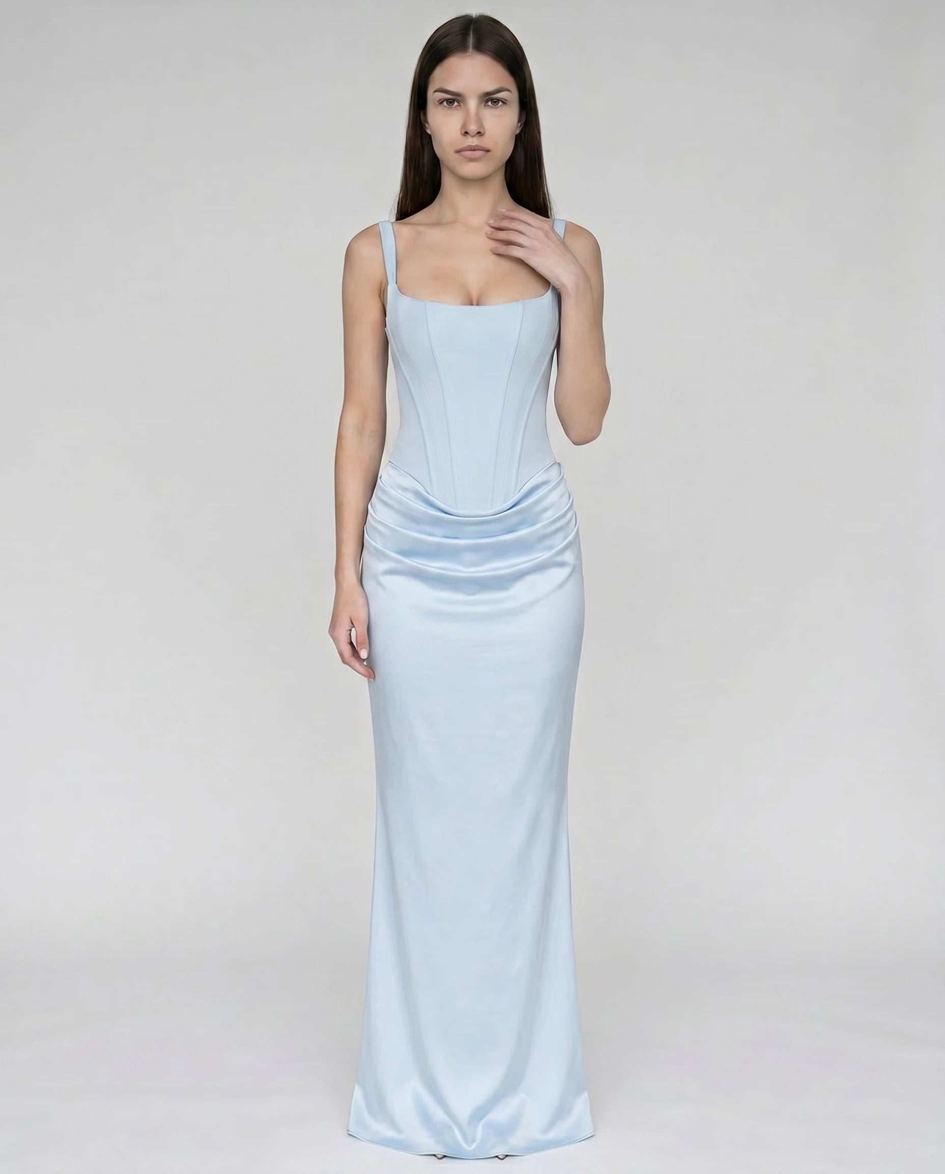 Robe longue corset bleu ciel en satin, silhouette sablier (buste cadré)