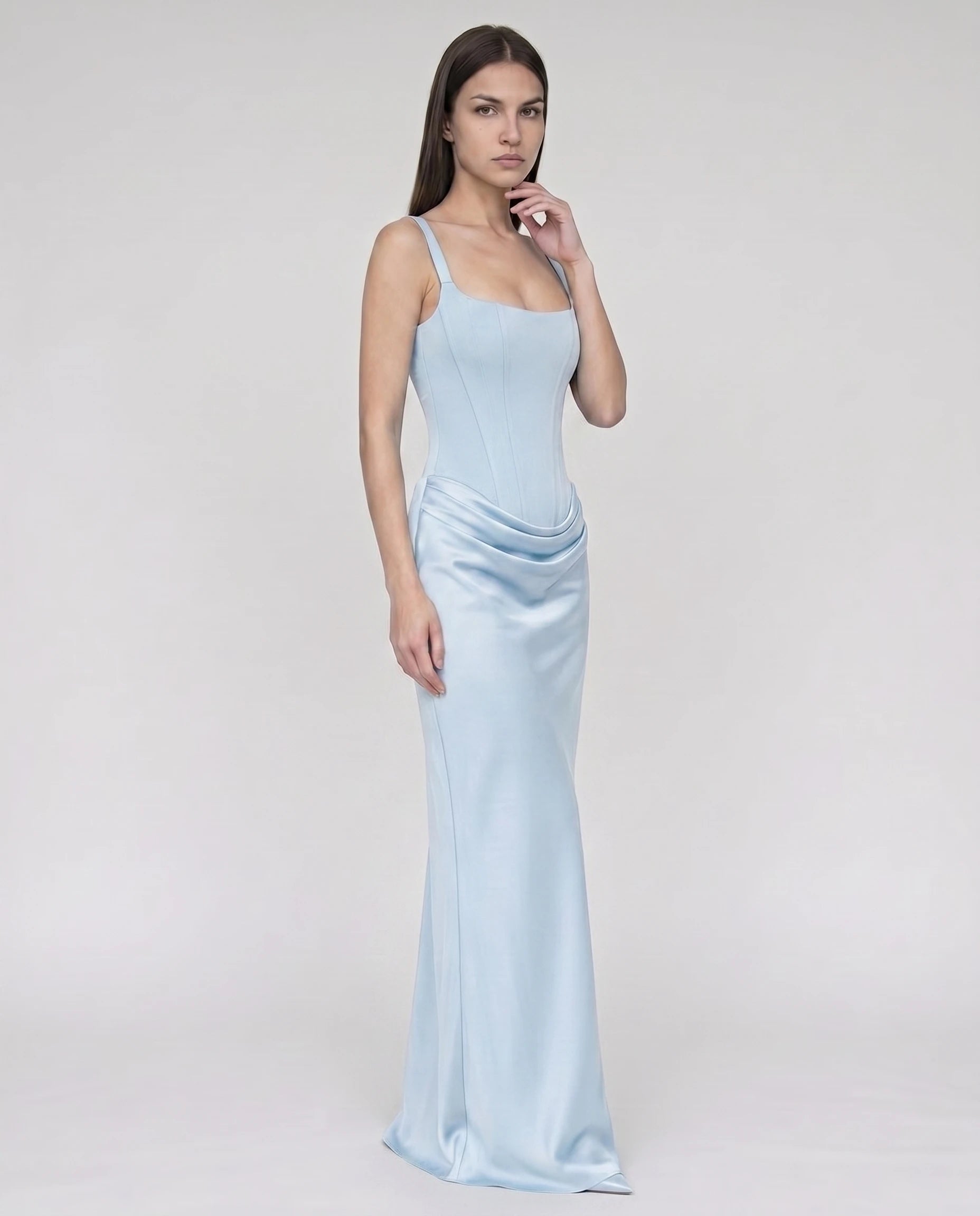 Robe longue corset bleu ciel en satin, silhouette sablier (vue trois-quarts plein pied)