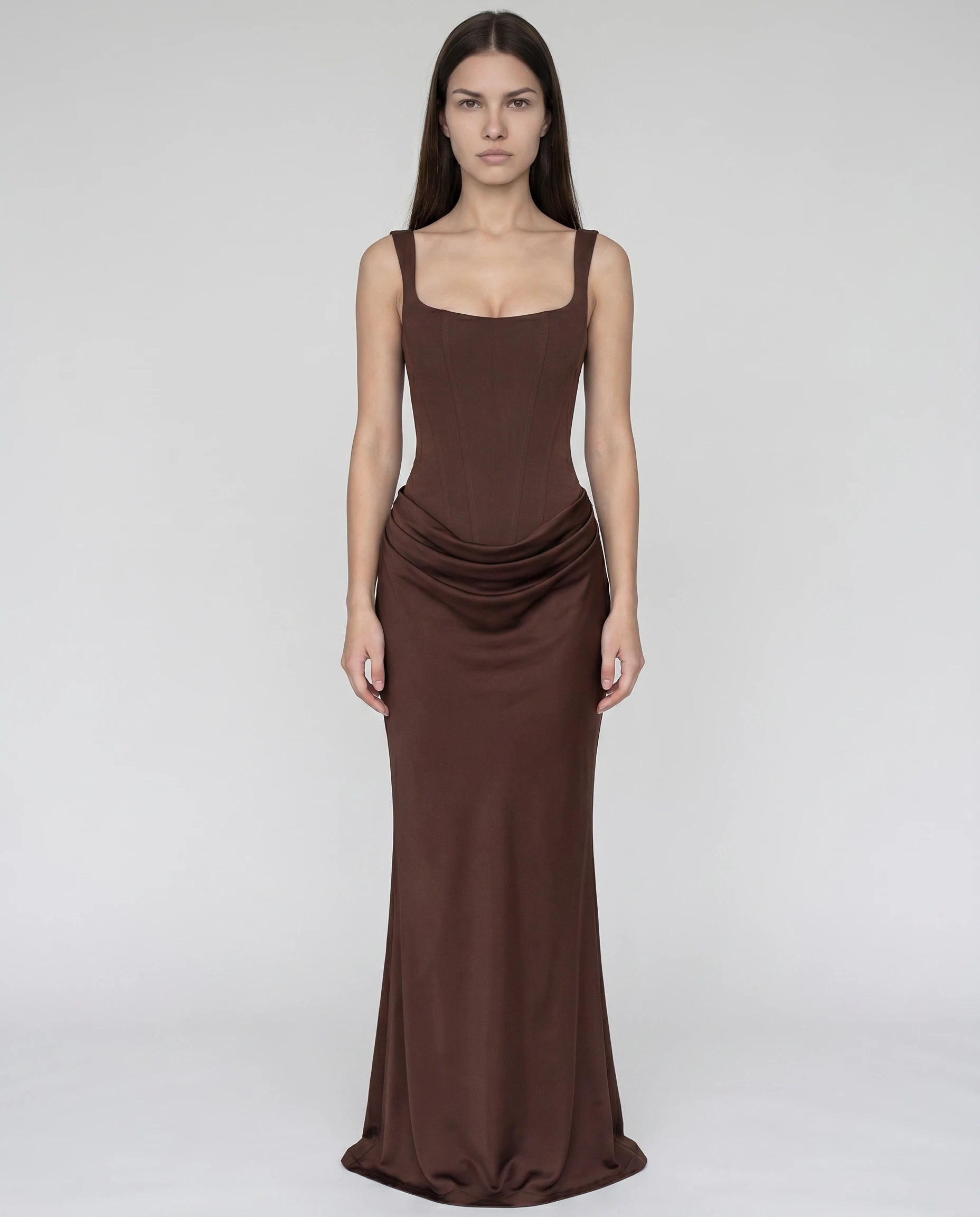 Robe longue corset chocolat en satin, drapé latéral à la hanche (vue frontale studio)