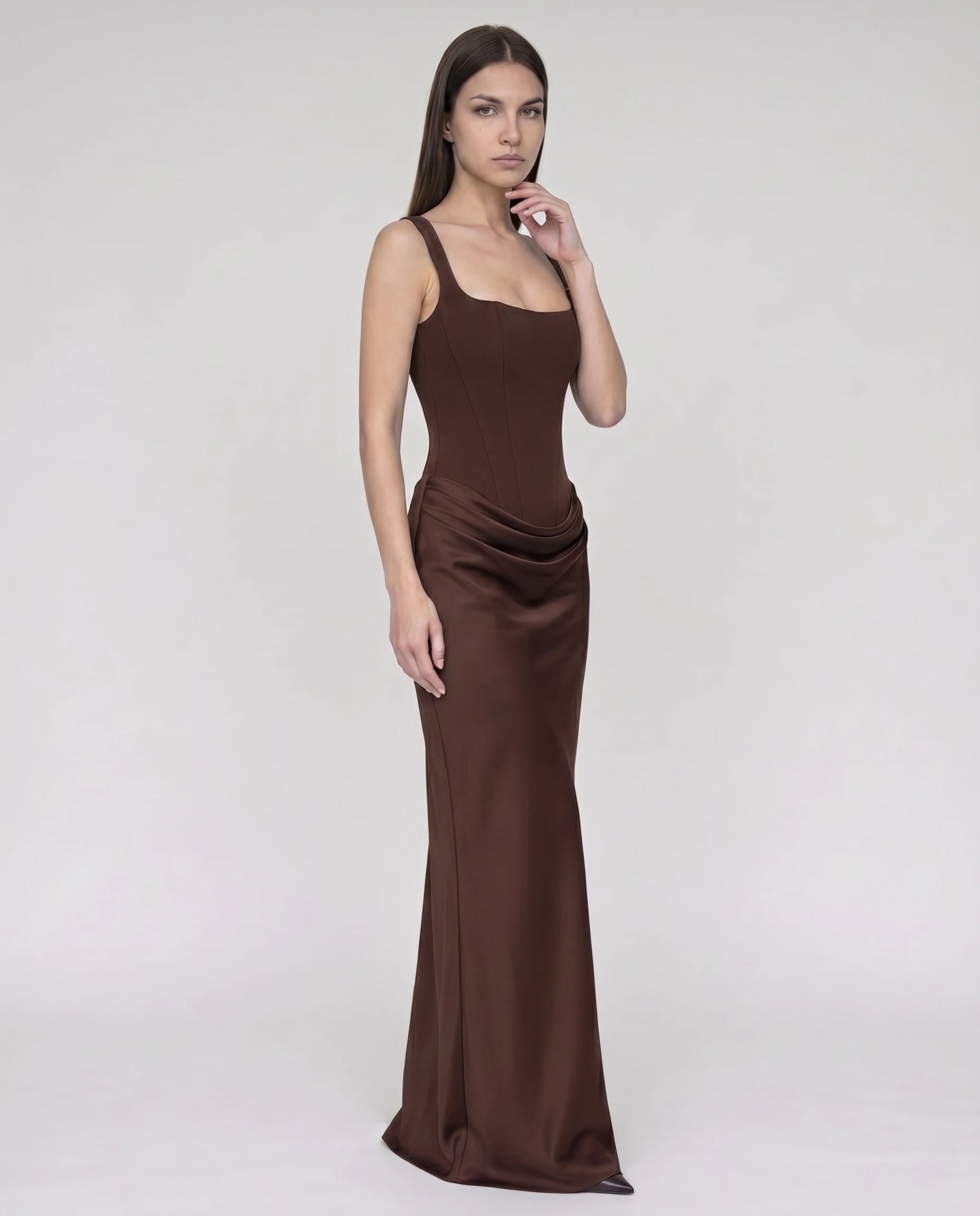 Robe longue corset chocolat en satin, drapé latéral à la hanche (vue trois-quarts plein pied)