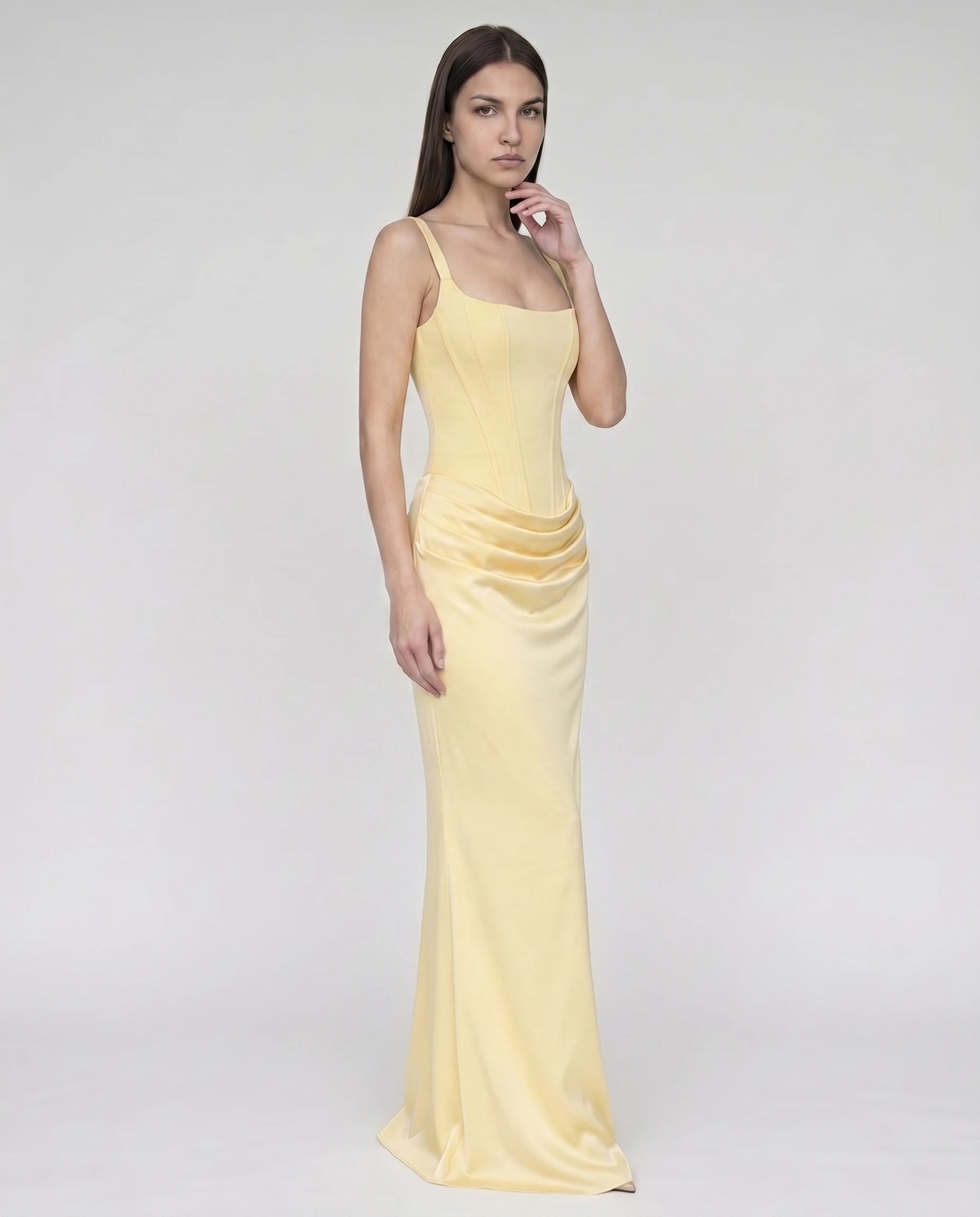 Robe longue corset jaune beurre en satin, dos lacé ruban (vue trois-quarts plein pied)