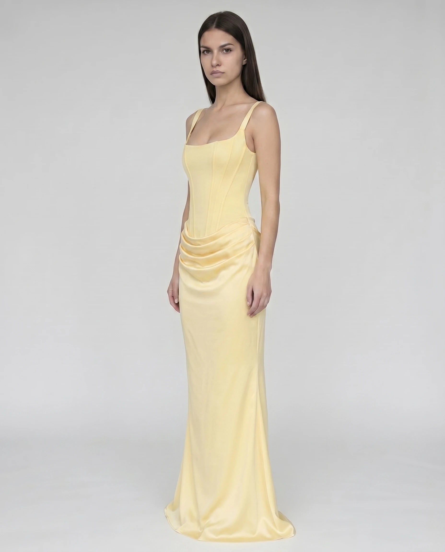 Robe longue corset jaune beurre en satin, dos lacé ruban (buste trois-quarts)