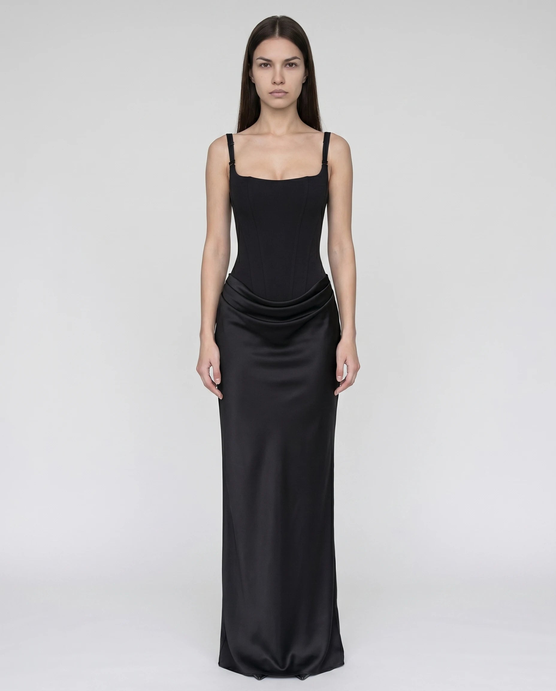Robe longue corset noire en satin, bustier baleiné et dos lacé (vue frontale studio)
