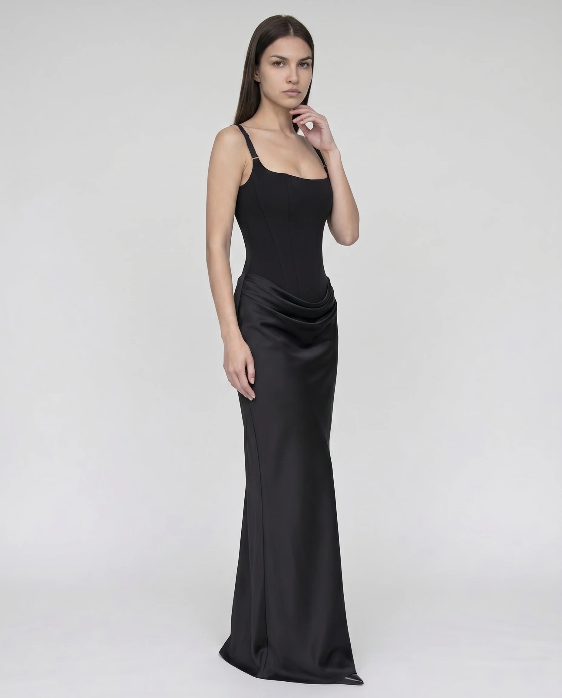 Robe longue corset noire en satin, bustier baleiné et dos lacé (vue trois-quarts plein pied)