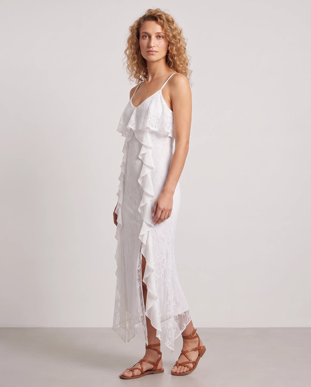 Robe longue en dentelle à volants et fente Amélia en Blanc, vue de trois quarts