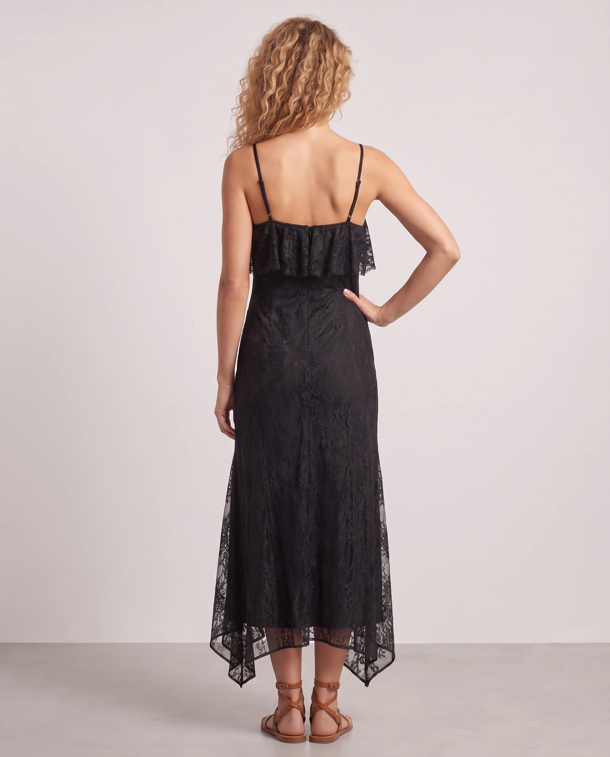 Robe longue en dentelle à volants et fente Amélia en Noir, vue de dos
