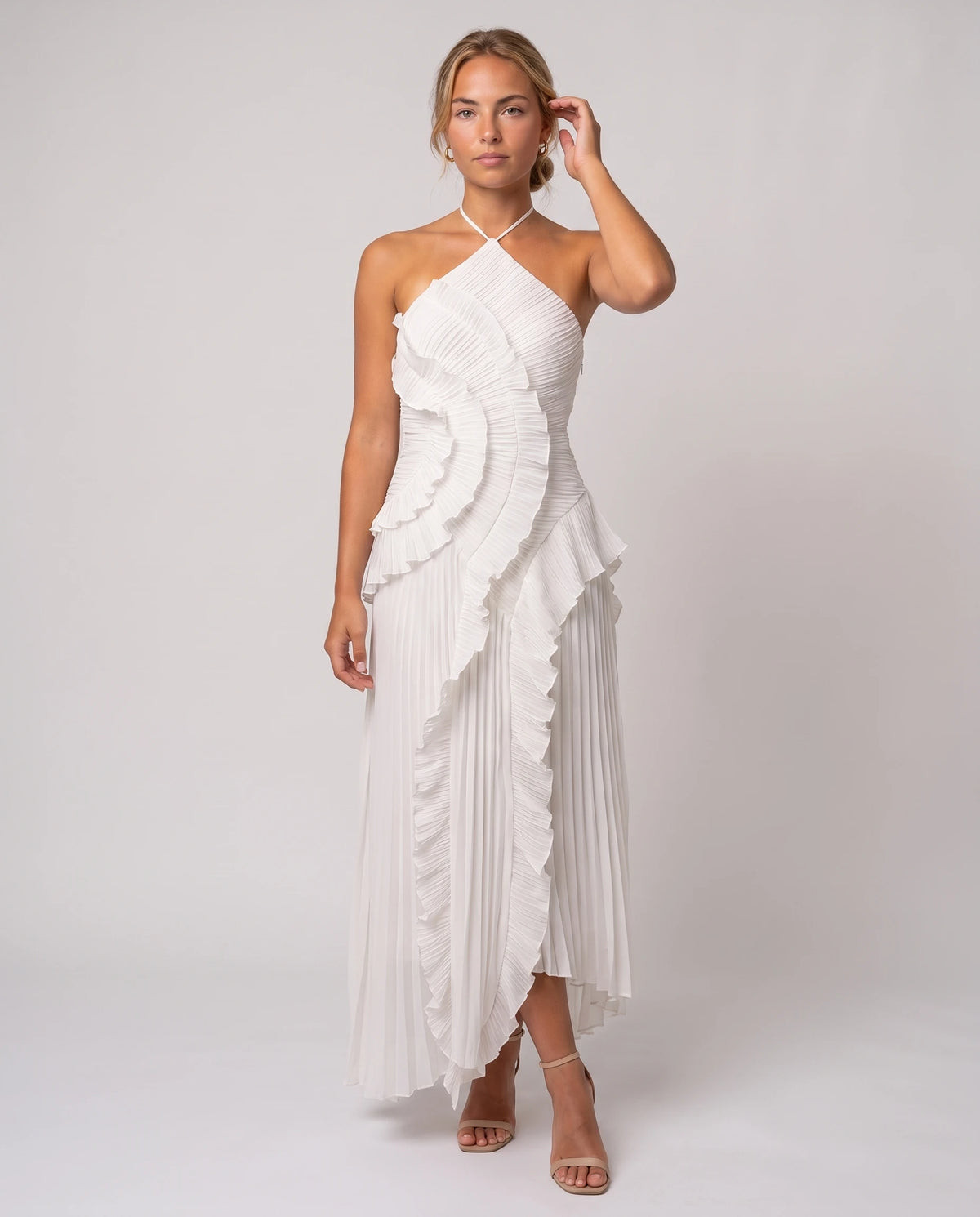 Robe longue halter plissée à volants Clélia en Blanc, vue de face en pied