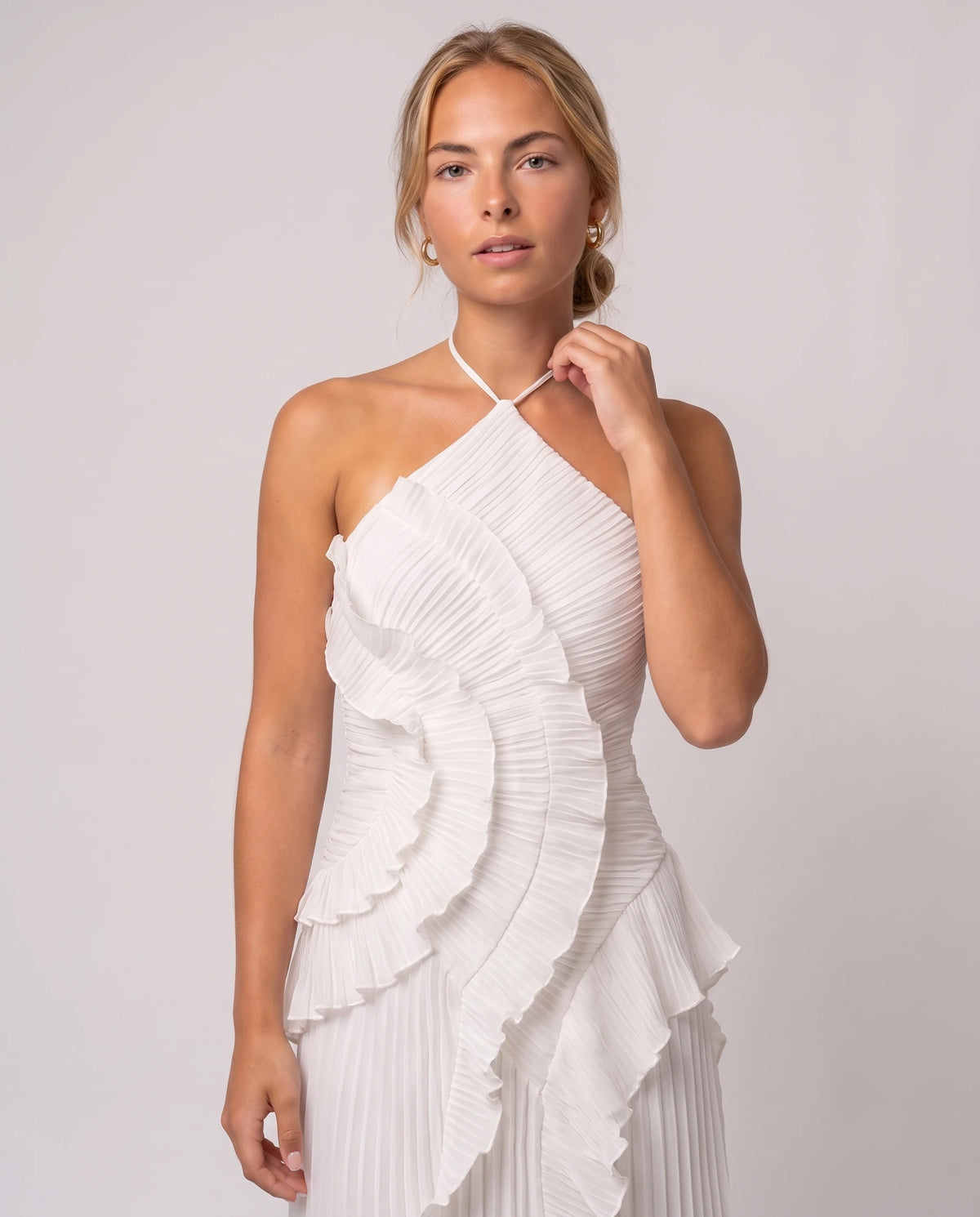 Robe longue halter plissée à volants Clélia en Blanc, détail du col halter et des volants plissés