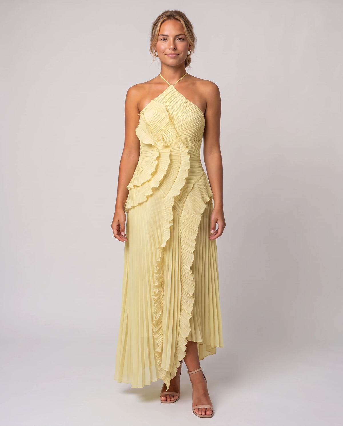 Robe longue halter plissée à volants Clélia en Jaune Pâle, vue de face en pied