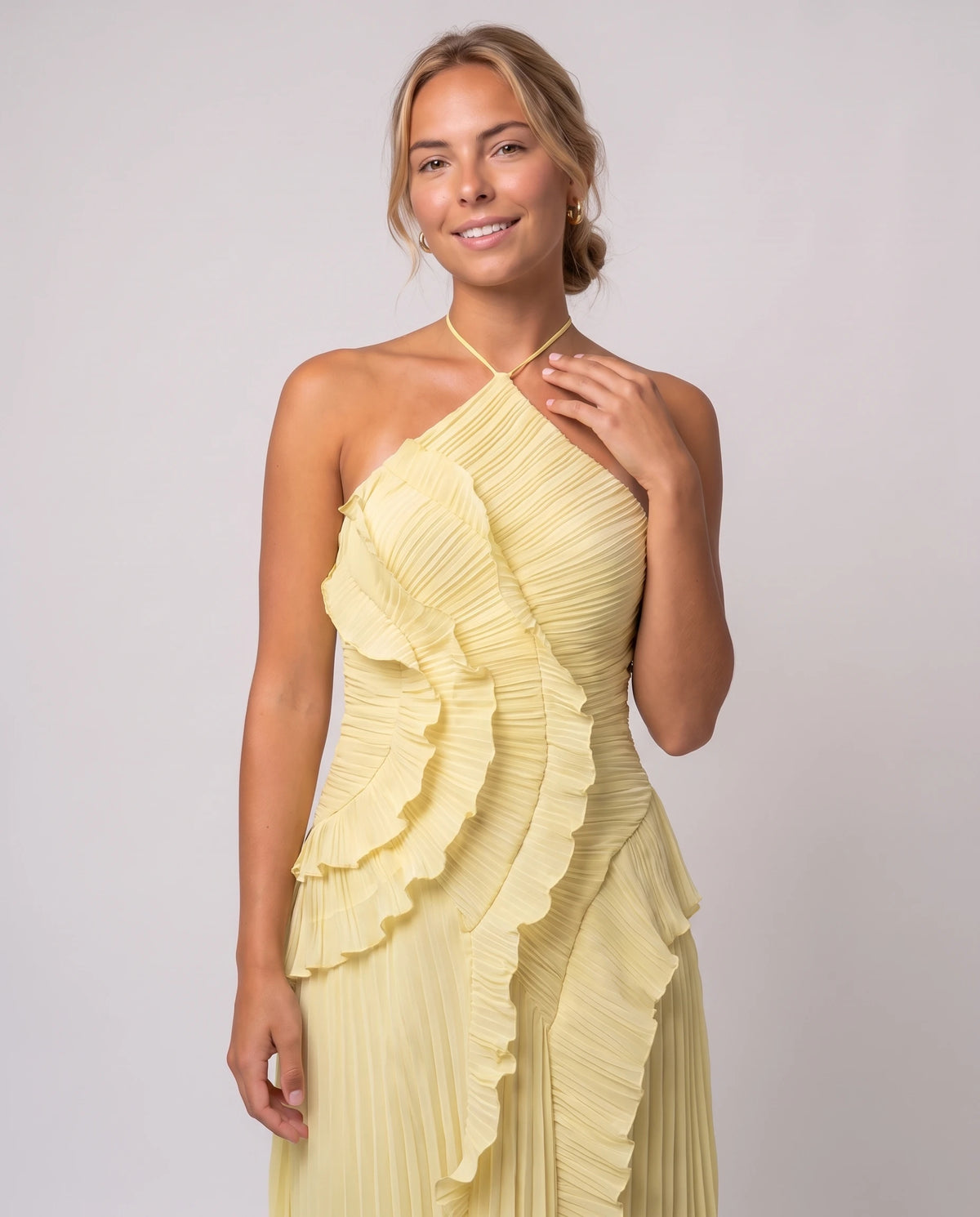Robe longue halter plissée à volants Clélia en Jaune Pâle, détail du col halter et des volants plissés