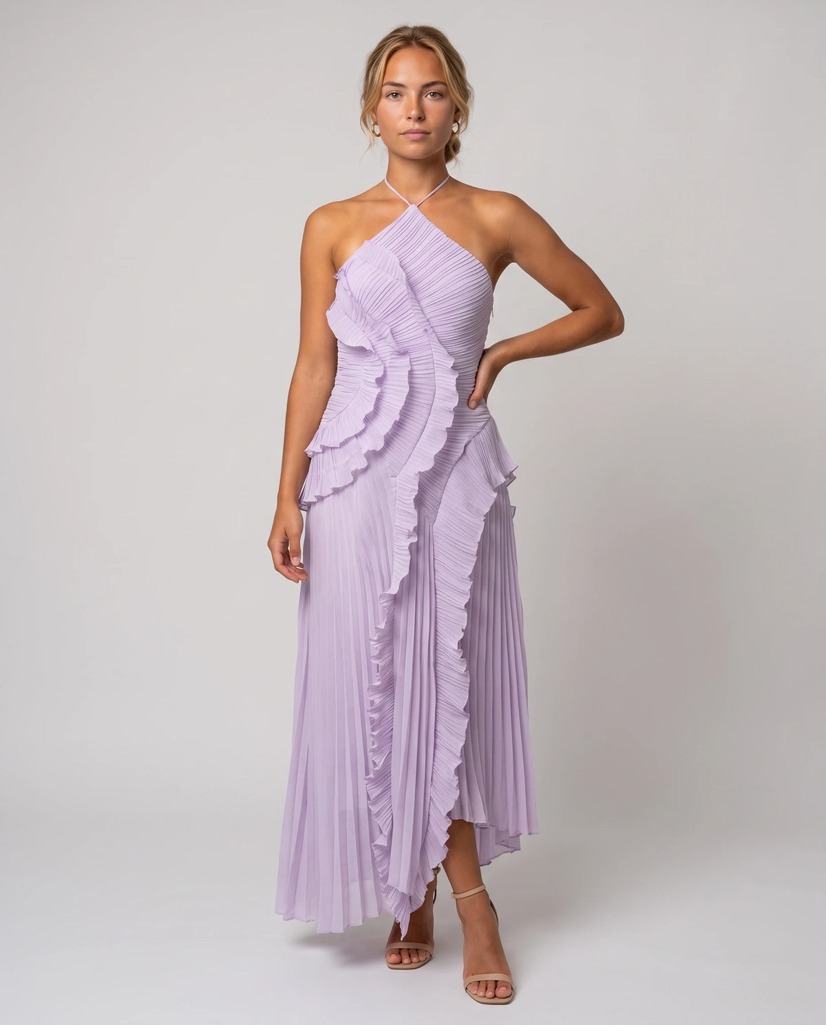 Robe longue halter plissée à volants Clélia en Lilas, vue de face en pied