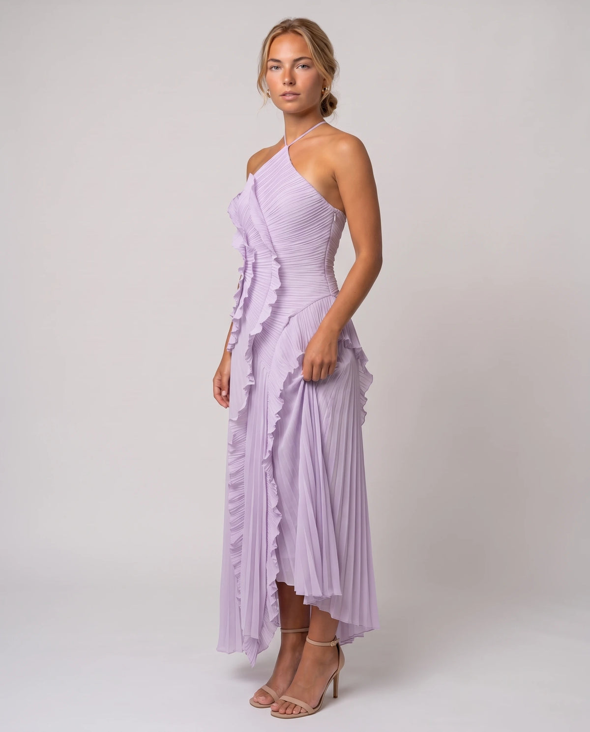 Robe longue halter plissée à volants Clélia en Lilas, vue de trois quarts