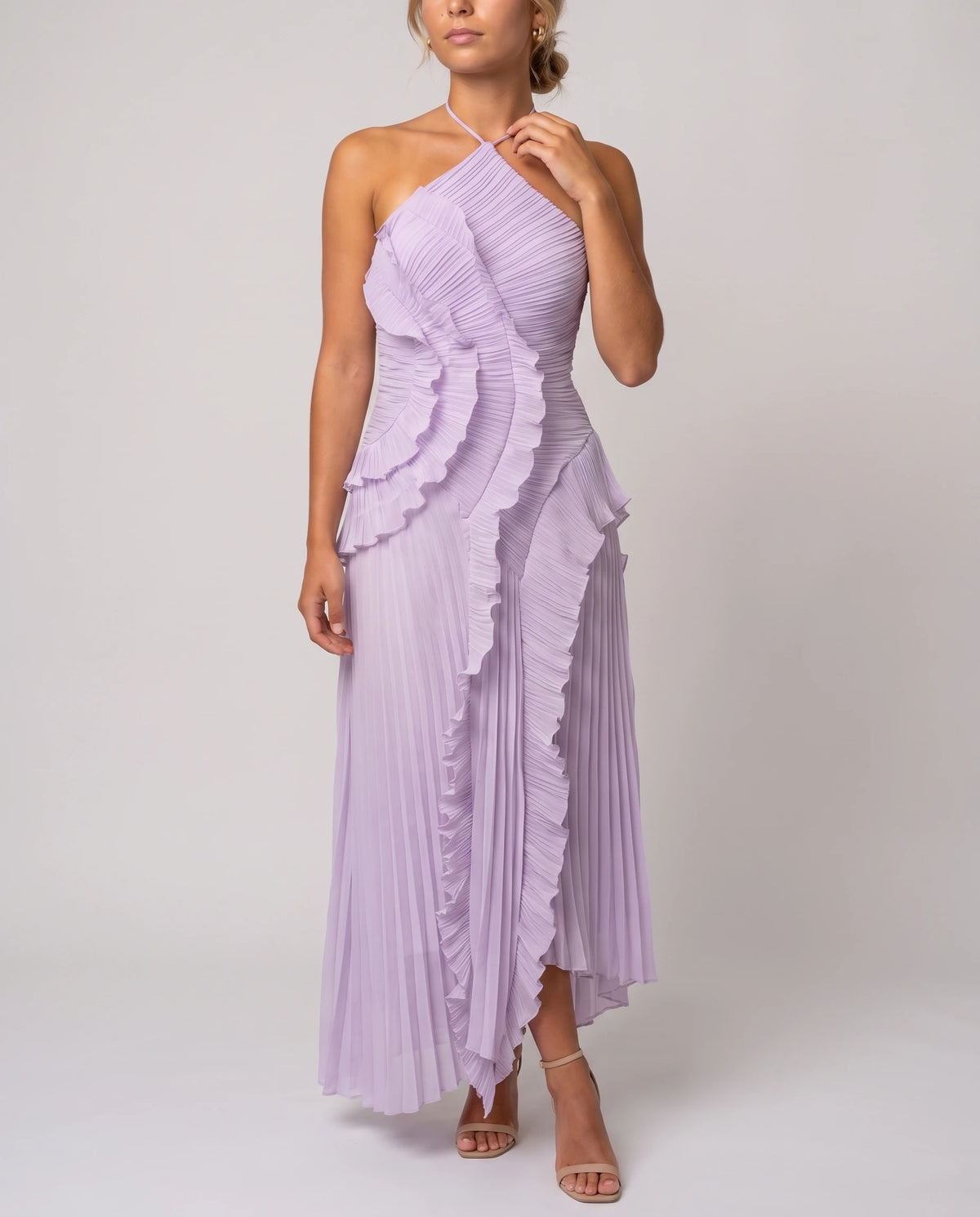 Robe longue halter plissée à volants Clélia en Lilas, détail du col halter et des volants plissés