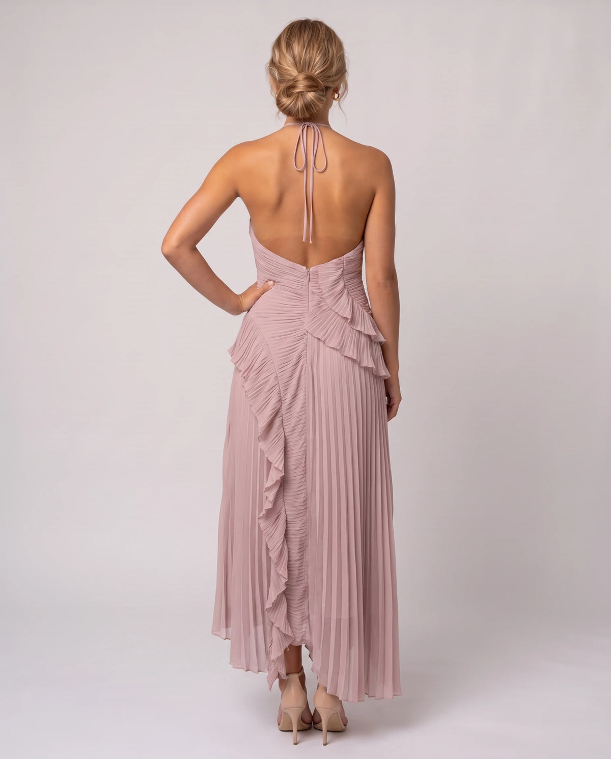 Robe longue halter plissée à volants Clélia en Rose Poudré, vue de dos