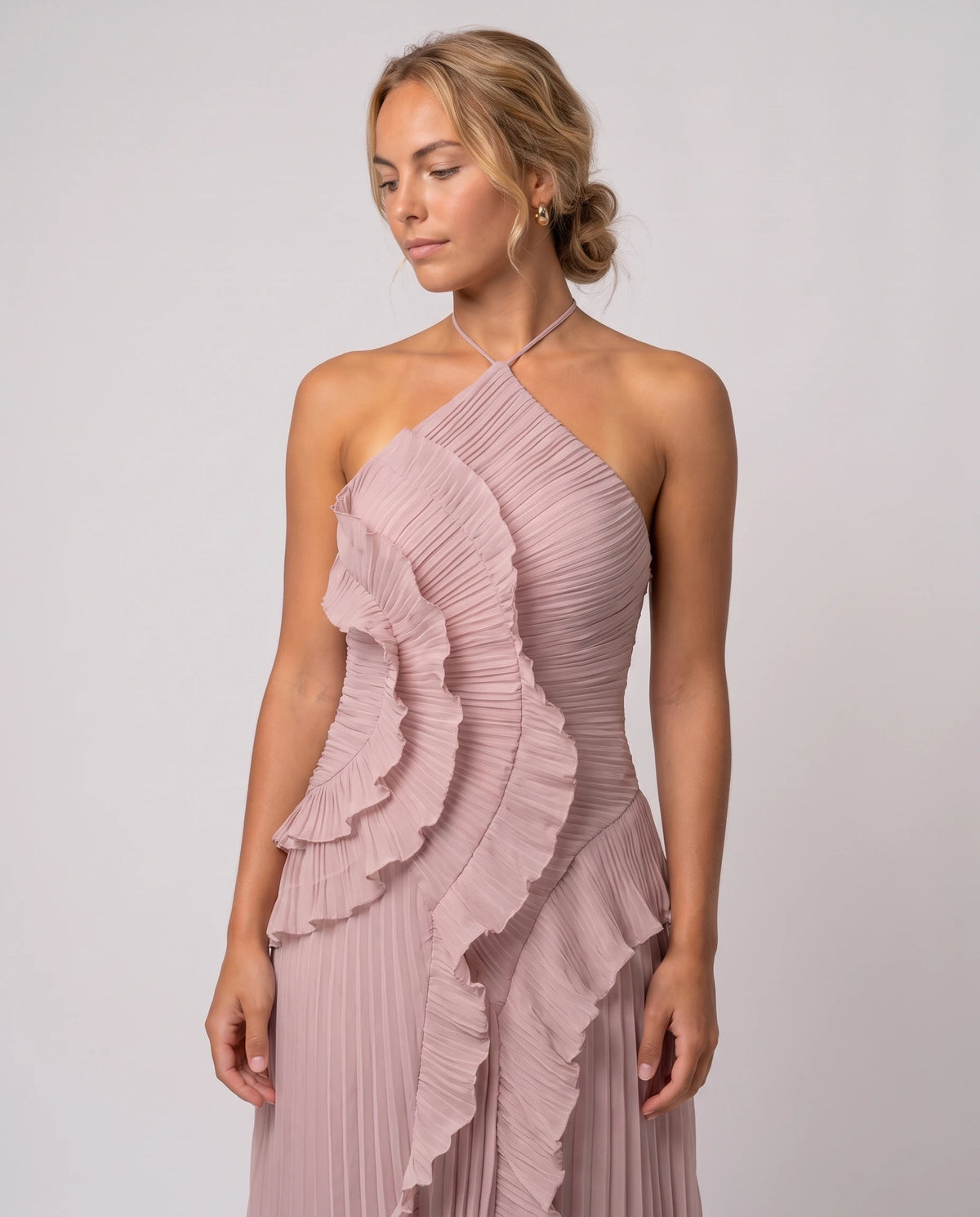 Robe longue halter plissée à volants Clélia en Rose Poudré, détail du col halter et des volants plissés