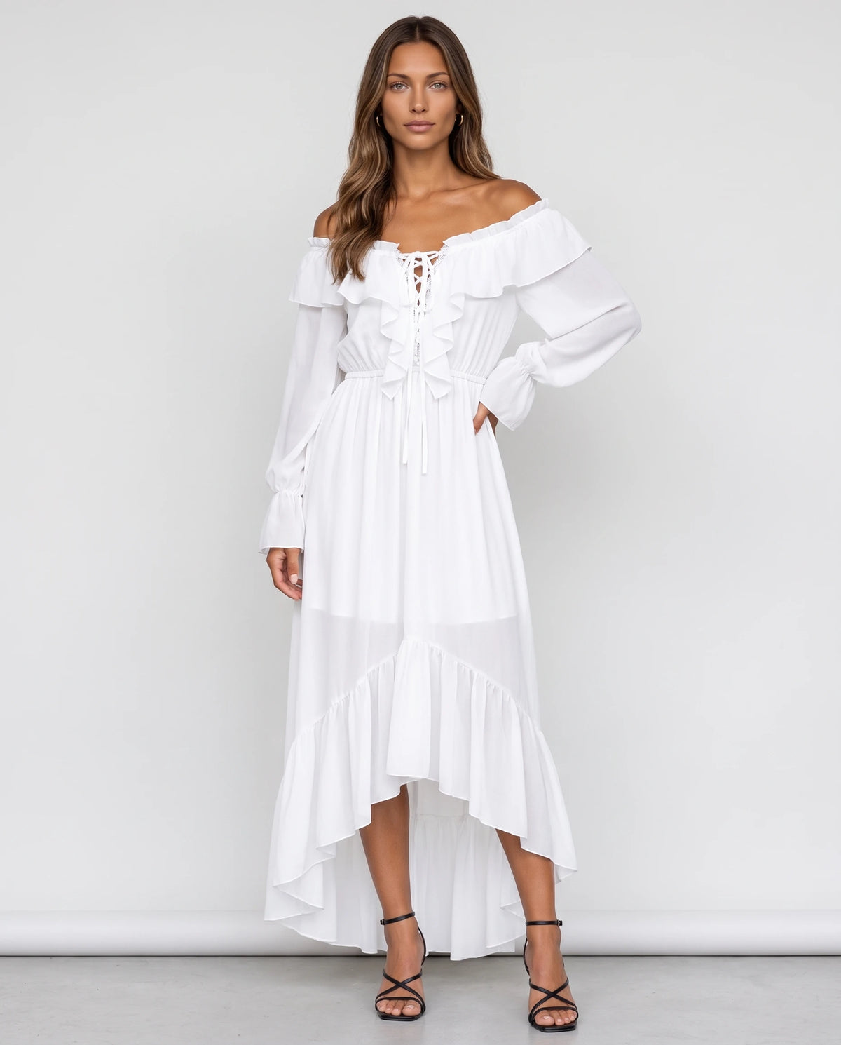Robe longue en mousseline à col volanté lacé Anaé en Blanc, vue de face en pied