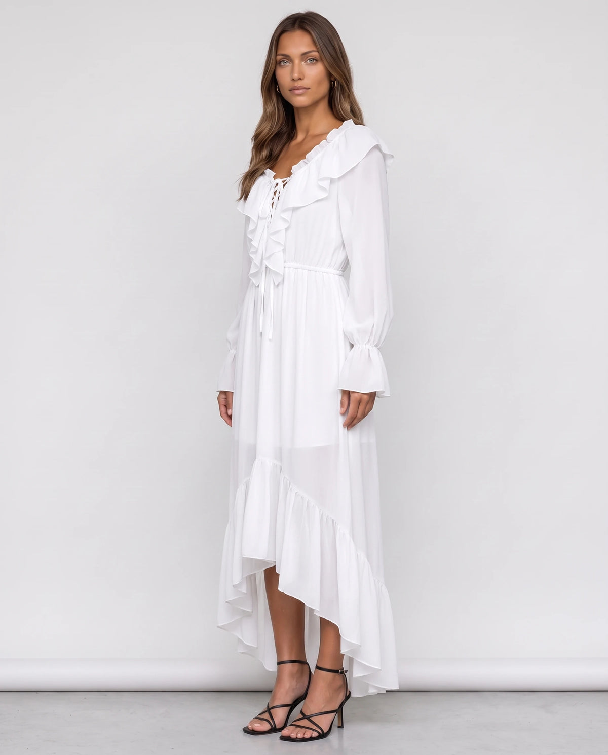 Robe longue en mousseline à col volanté lacé Anaé en Blanc, vue de trois quarts