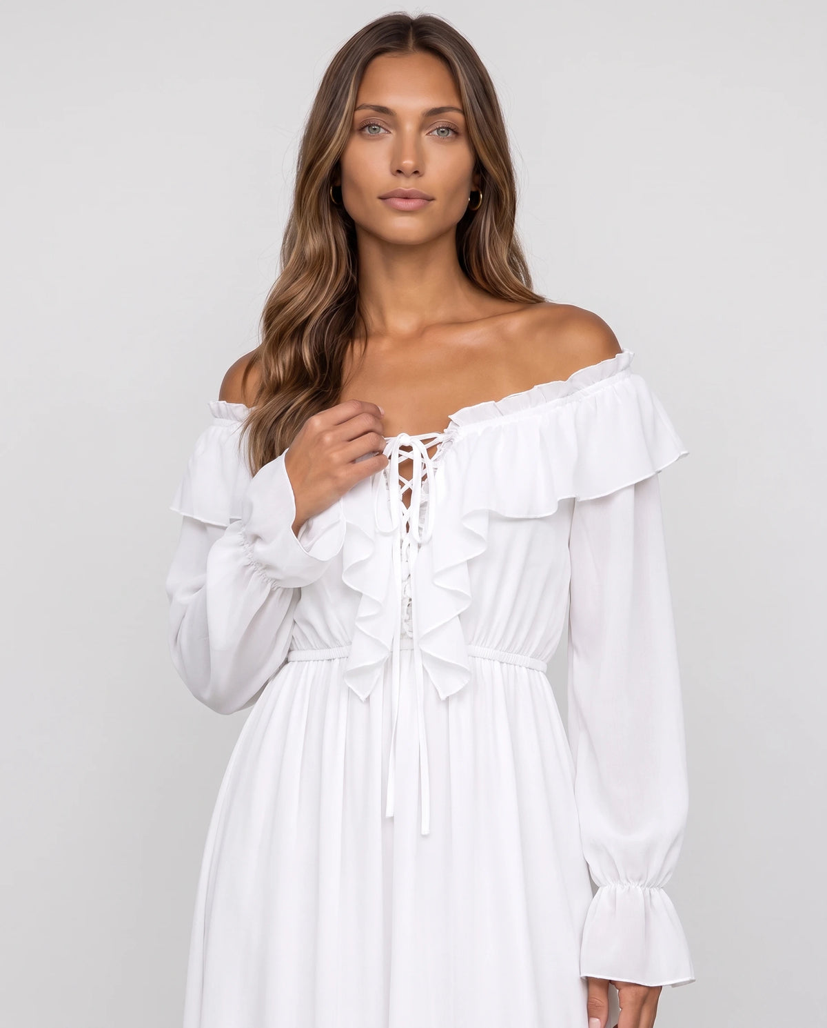 Robe longue en mousseline à col volanté lacé Anaé en Blanc, détail du col volanté et du laçage
