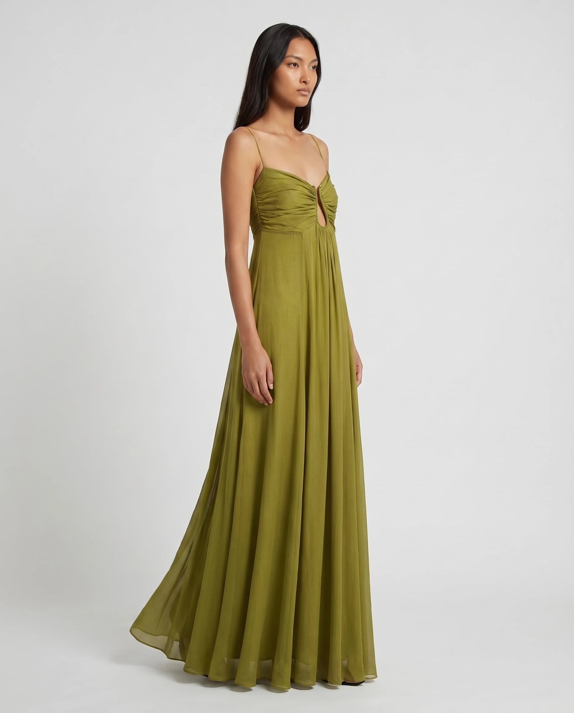 Robe longue vert olive en chiffon, vue de profil trois-quarts — Daphné