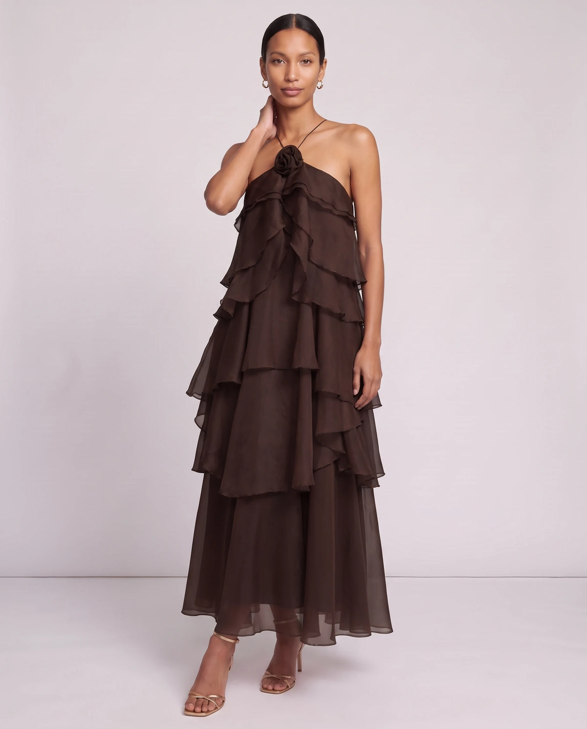 Langes Neckholder-Kleid aus Organza mit Stufenvolants Iliana in Dunkelschokolade, Dreiviertelansicht