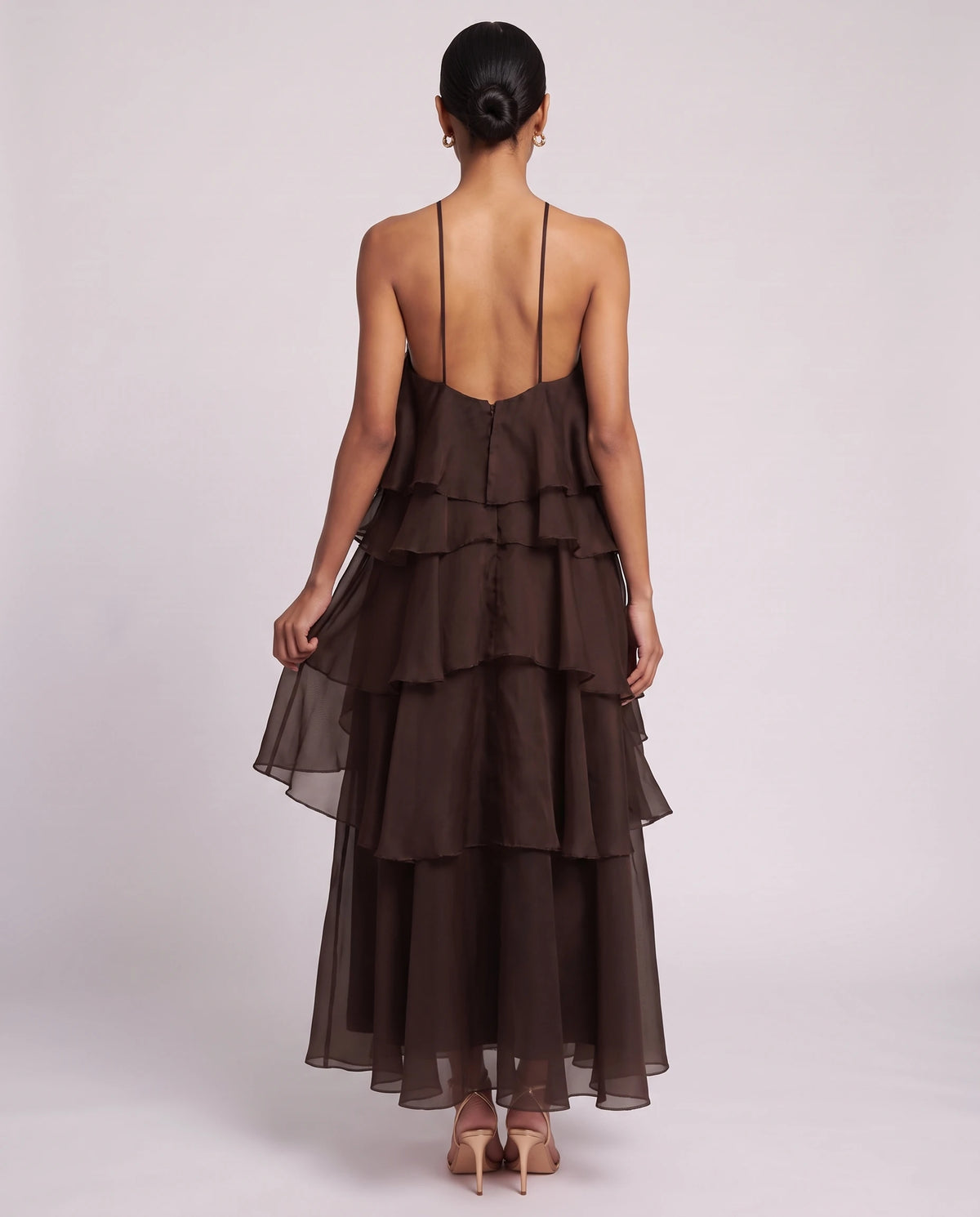 Langes Neckholder-Kleid aus Organza mit Stufenvolants Iliana in Dunkelschokolade, Rückansicht