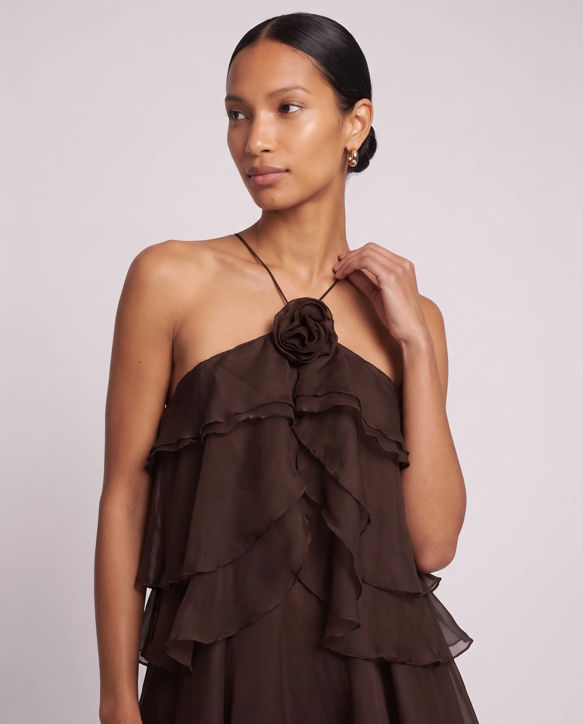 Langes Neckholder-Kleid aus Organza mit Stufenvolants Iliana in Dunkelschokolade, Detail der Rosette und der Neckholder-Träger