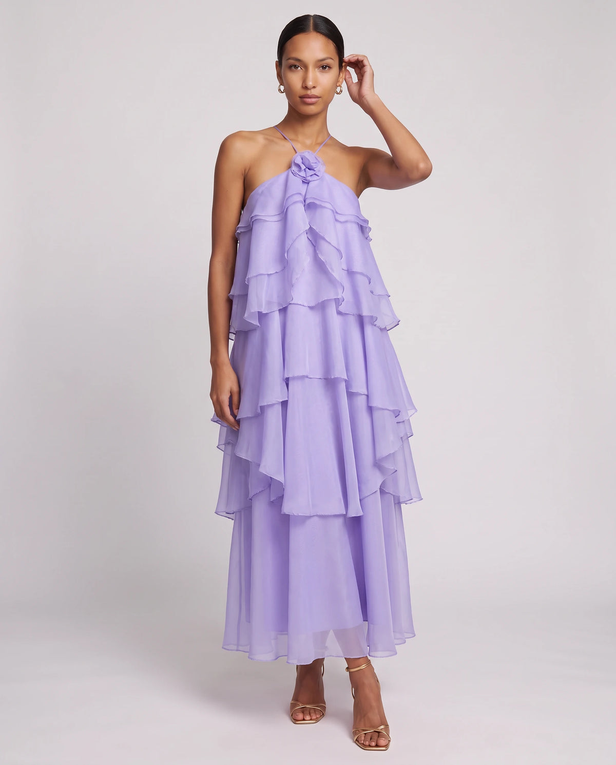 Langes Neckholder-Kleid aus Organza mit Stufenvolants Iliana in Lavendel, Vorderansicht in ganzer Länge