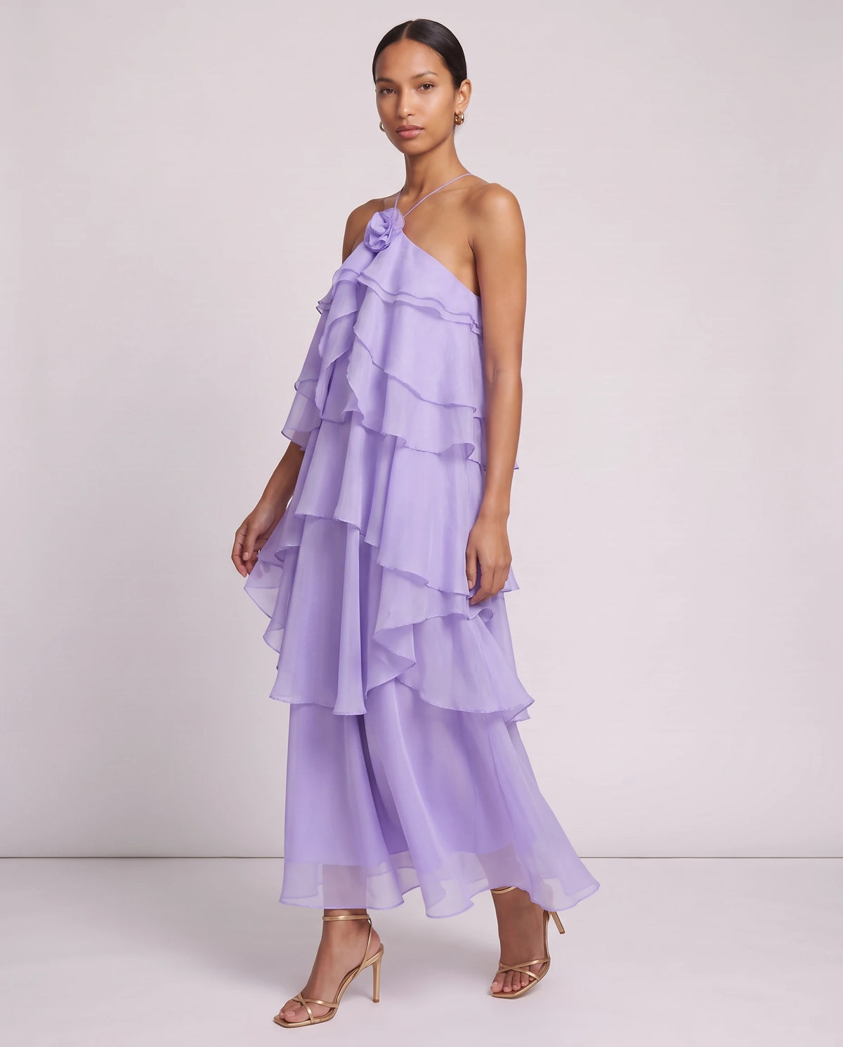 Langes Neckholder-Kleid aus Organza mit Stufenvolants Iliana in Lavendel, Dreiviertelansicht