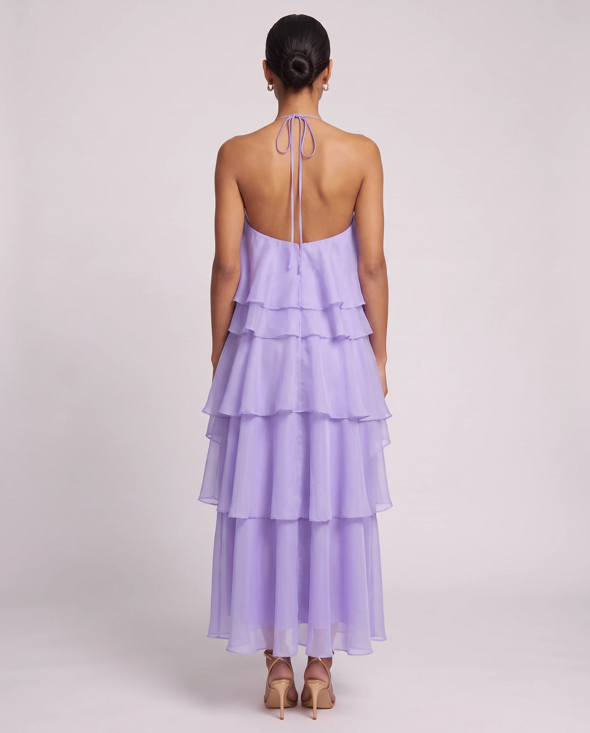 Langes Neckholder-Kleid aus Organza mit Stufenvolants Iliana in Lavendel, Rückansicht