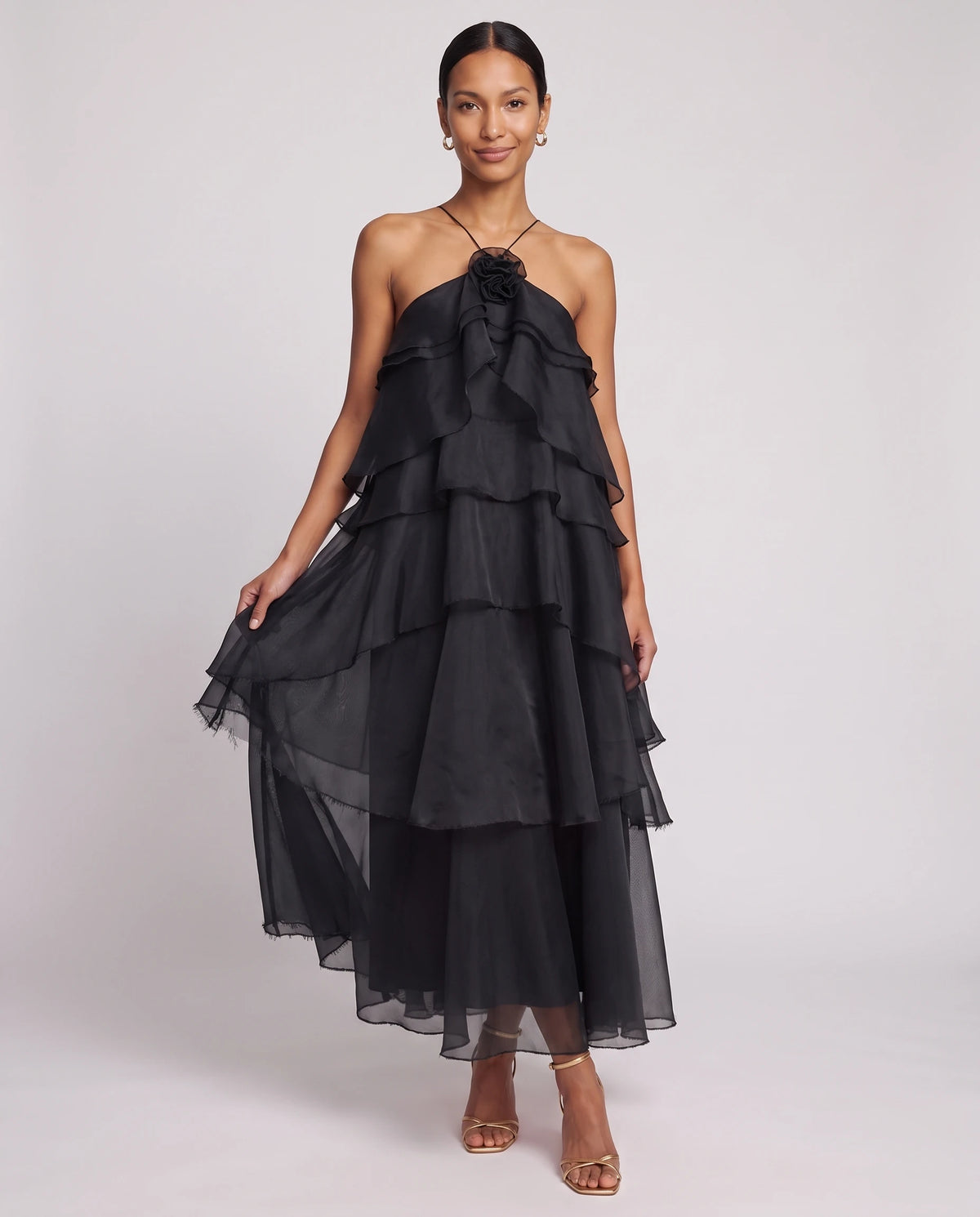 Langes Neckholder-Kleid aus Organza mit Stufenvolants Iliana in Schwarz, Vorderansicht in ganzer Länge