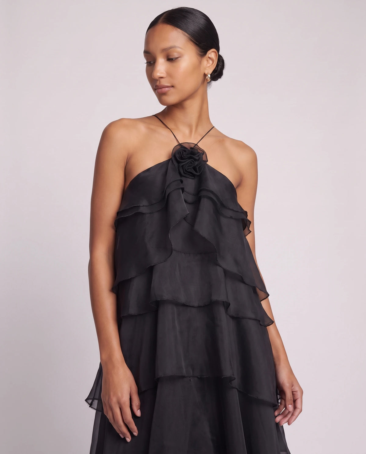 Langes Neckholder-Kleid aus Organza mit Stufenvolants Iliana in Schwarz, Detail der Rosette und der Neckholder-Träger