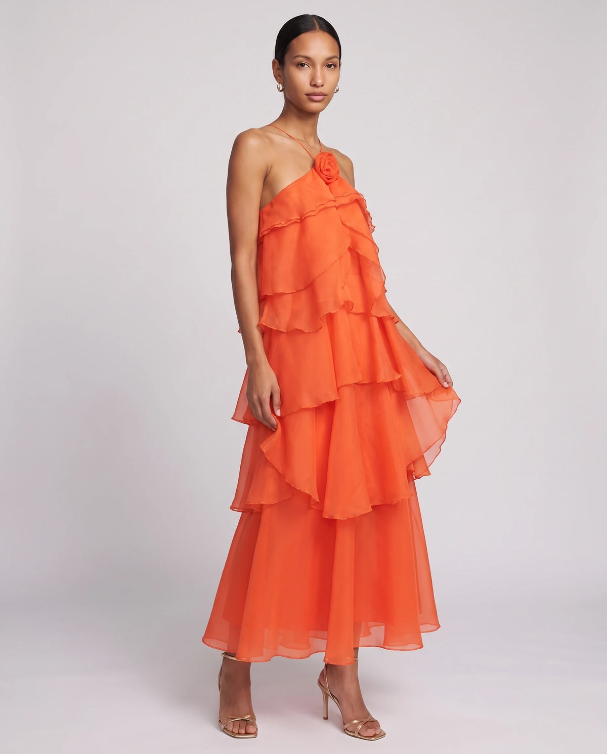Langes Neckholder-Kleid aus Organza mit Stufenvolants Iliana in Orange, Dreiviertelansicht