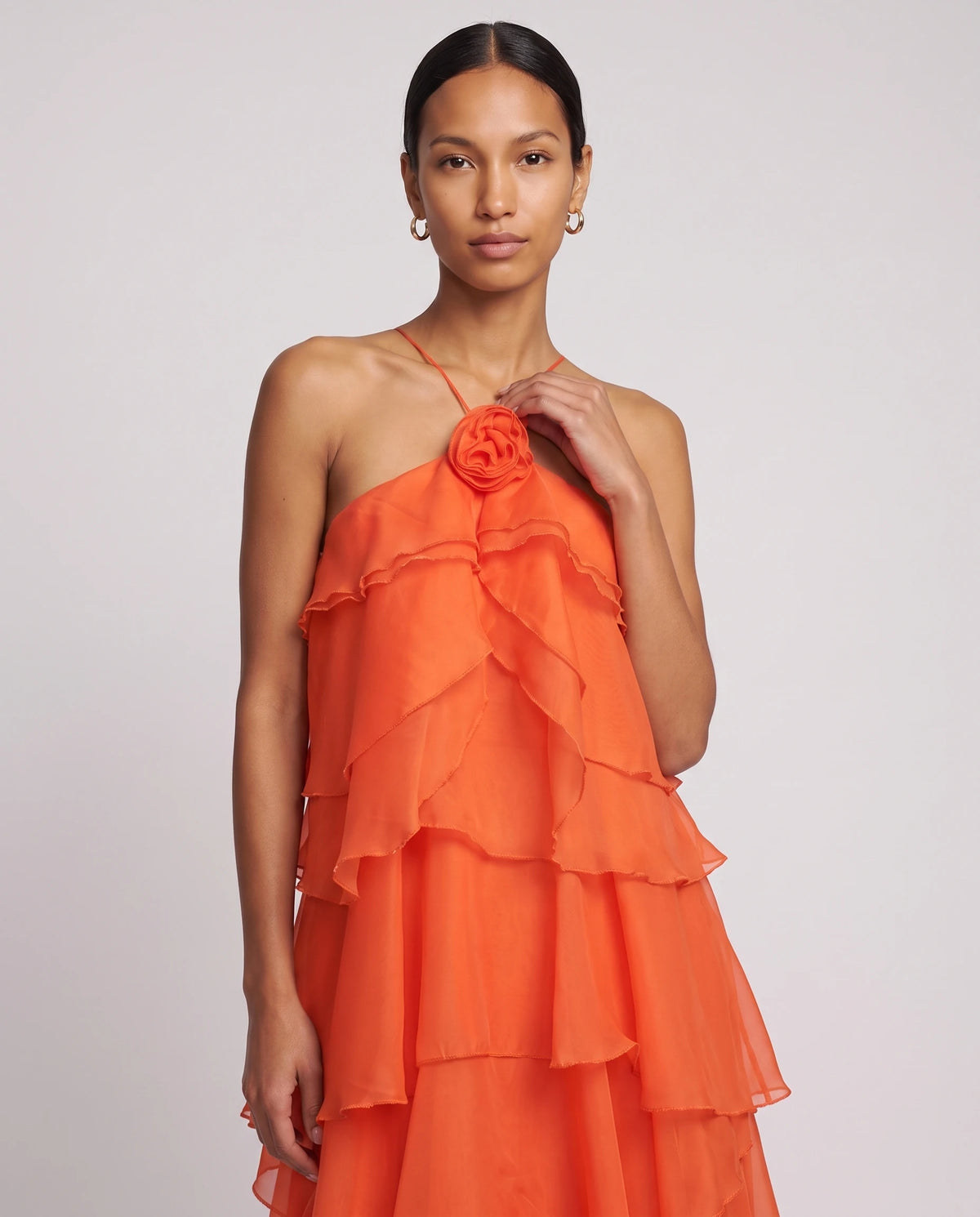 Langes Neckholder-Kleid aus Organza mit Stufenvolants Iliana in Orange, Detail der Rosette und der Neckholder-Träger